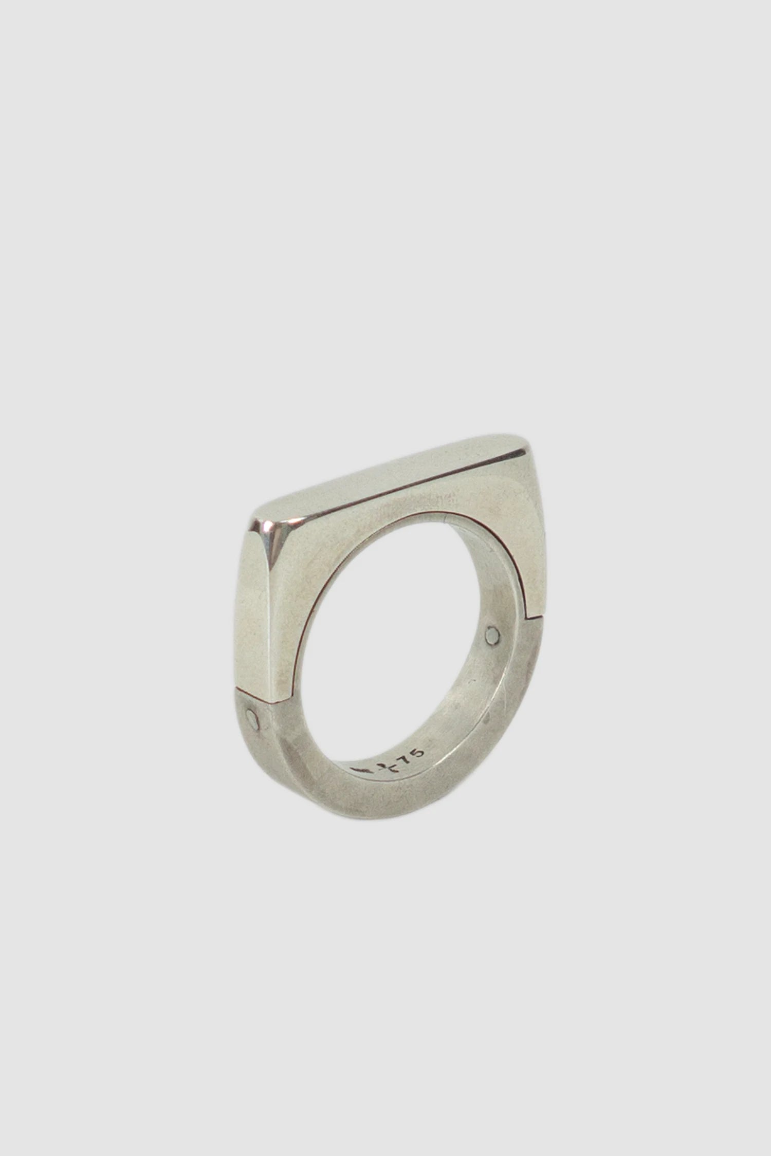 Parts of Four – Dirty Sterling Polished Silver Oval Sistema Ring 4 mm - inside view Parts of Four – Dirty Sterling Polished Silver Oval Sistema Ring 4 mm - inside view