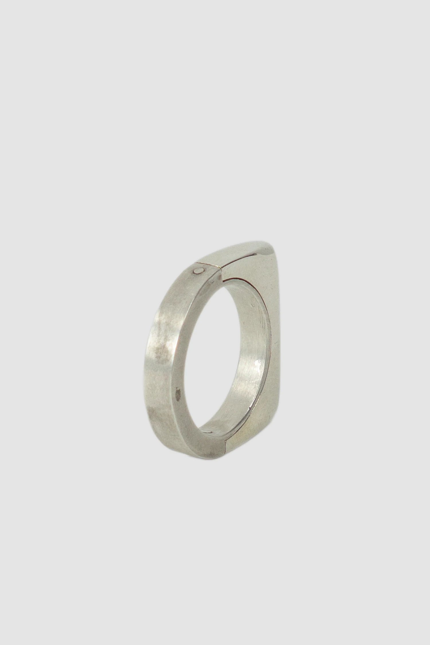 Parts of Four – Dirty Sterling Polished Silver Oval Sistema Ring 4 mm - standing back right view Parts of Four – Dirty Sterling Polished Silver Oval Sistema Ring 4 mm - standing back right view