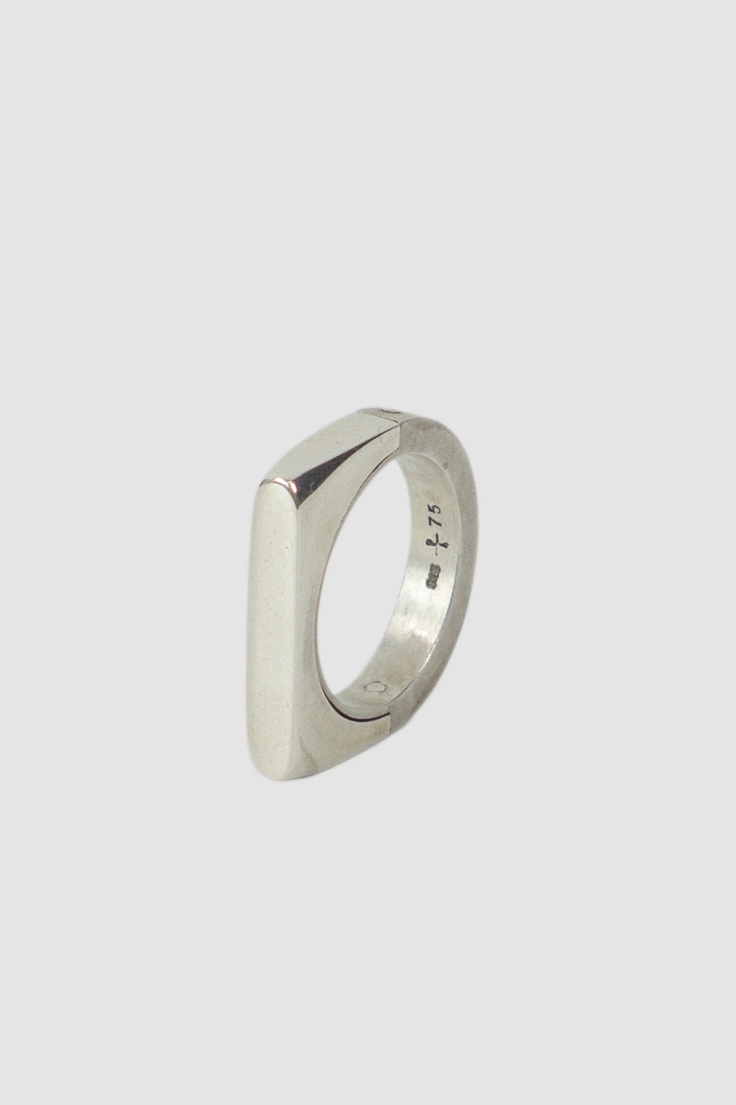 Parts of Four – Dirty Sterling Polished Silver Oval Sistema Ring 4 mm - standing left view Parts of Four – Dirty Sterling Polished Silver Oval Sistema Ring 4 mm - standing left view