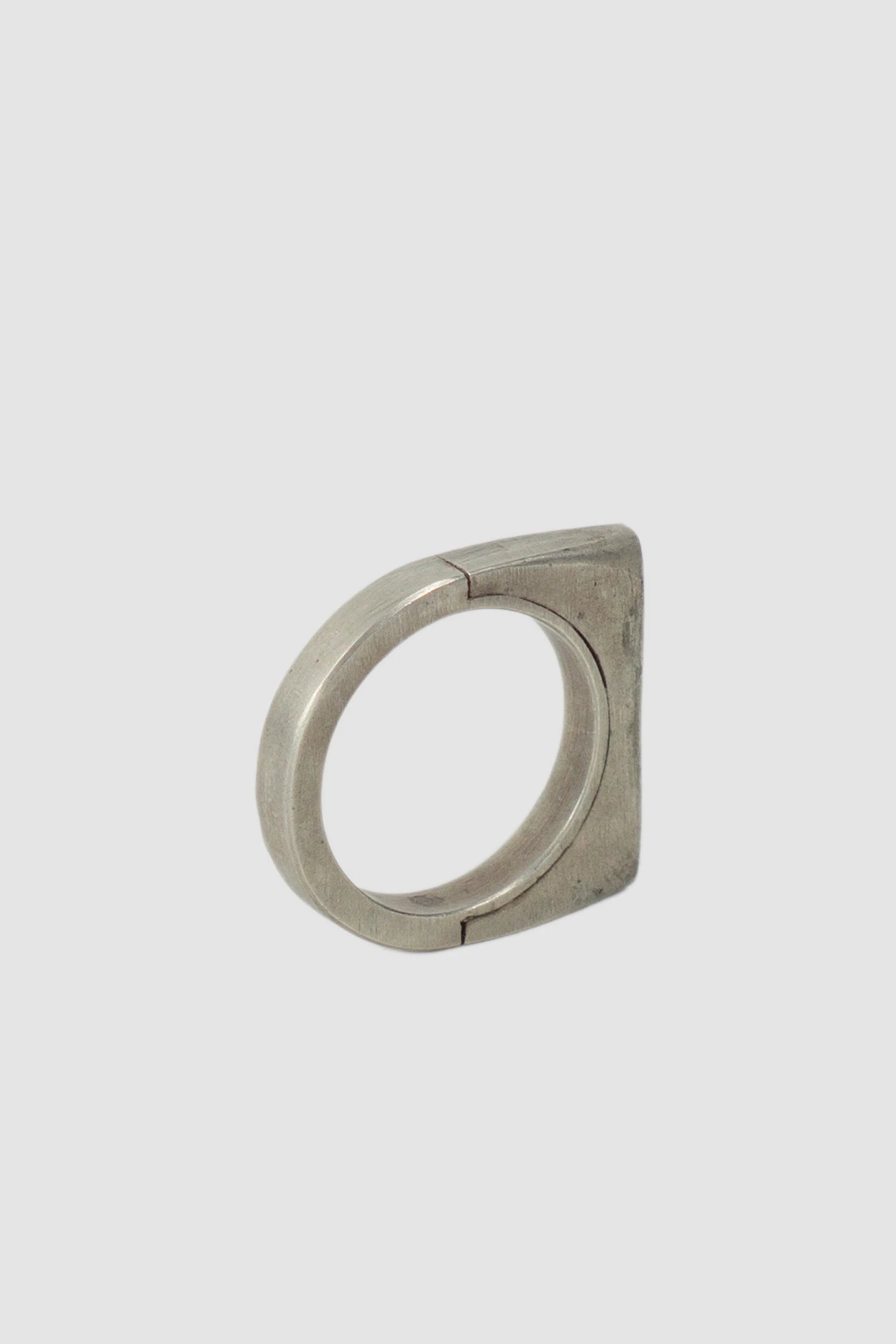 Parts of Four – Dirty Sterling Silver Rough Diamond Slab Sistema Ring 4 mm - standing back right view Parts of Four – Dirty Sterling Silver Rough Diamond Slab Sistema Ring 4 mm - standing back right view