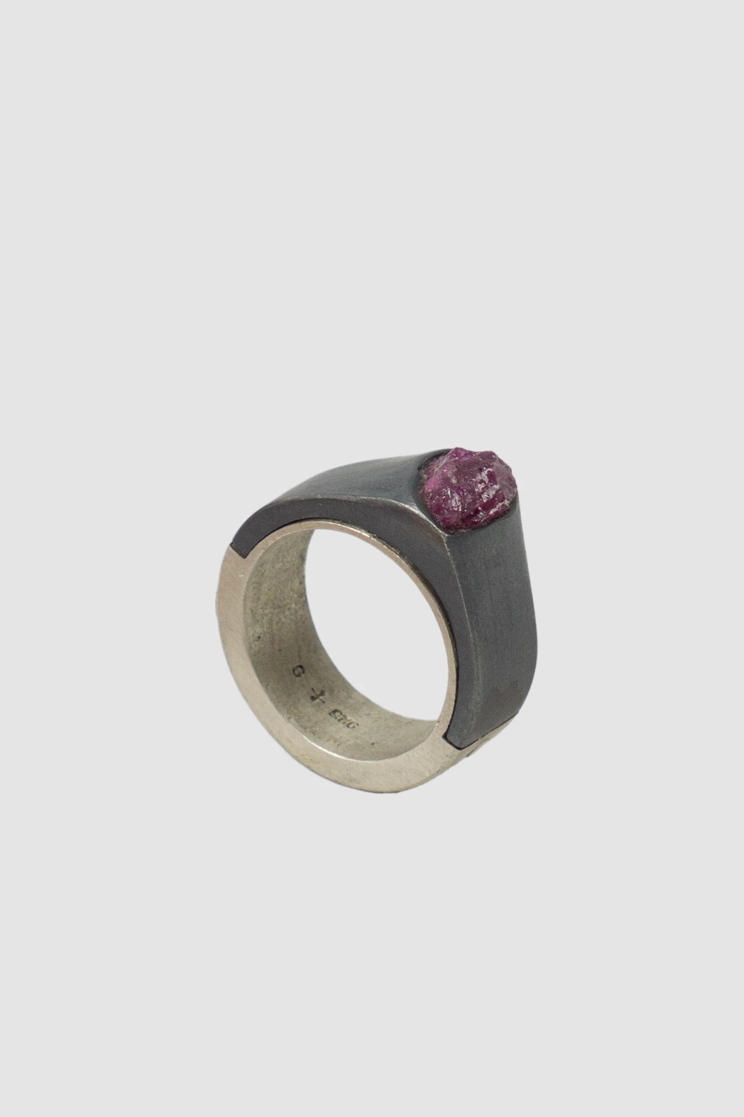 Parts of Four – Matte Black Sterling Silver Ruby Slab Sistema Ring 9 mm - standing right view Parts of Four – Matte Black Sterling Silver Ruby Slab Sistema Ring 9 mm - standing right view