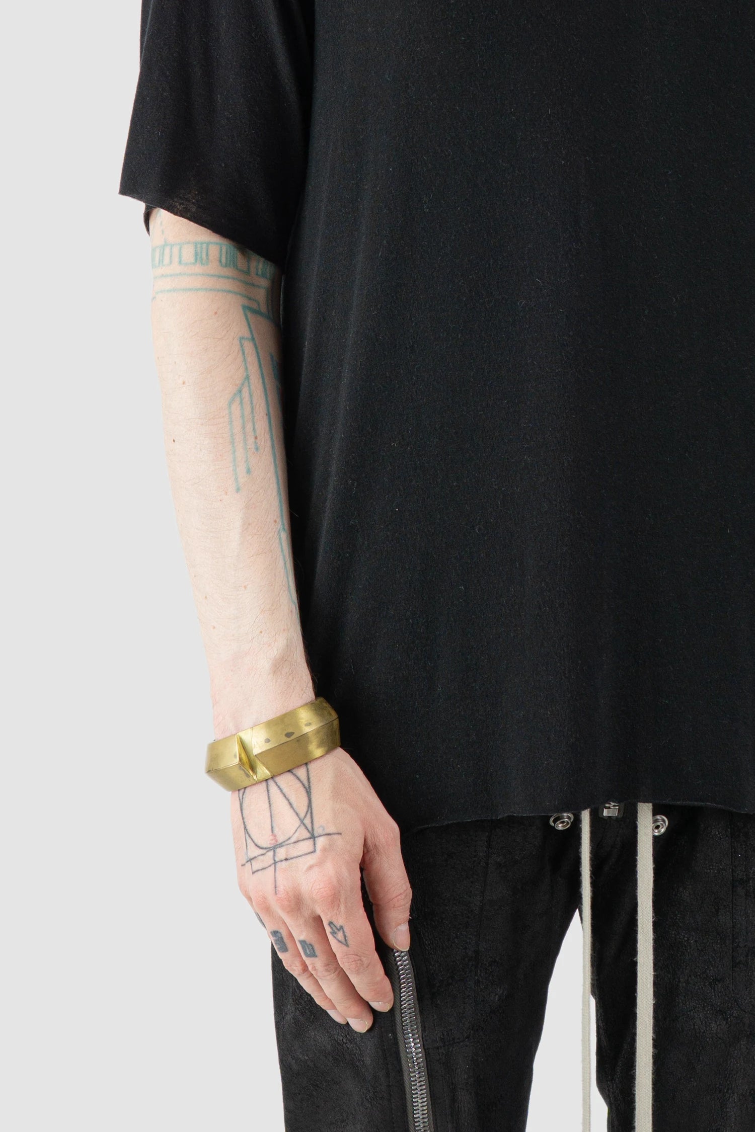 Parts of Four - Matte Brass Crescent Rift Wedge Bracelet 30 mm - Model fit view - MONO-KROM Gallery Parts of Four - Matte Brass Crescent Rift Wedge Bracelet 30 mm - Model fit view - MONO-KROM Gallery