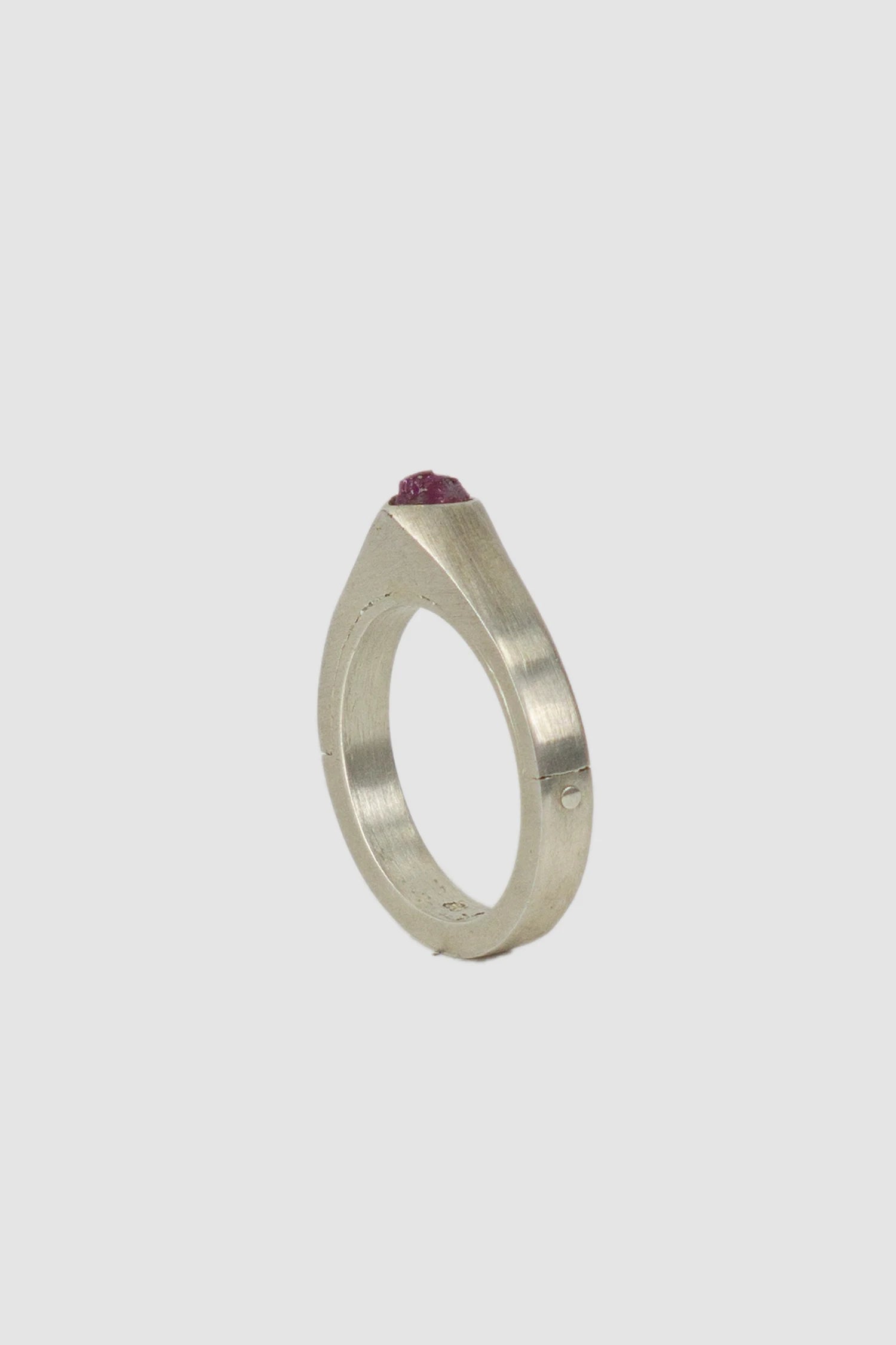 Parts of Four – Matte Sterling Silver Ruby Slab Sistema Ring 4 mm - standing back left view Parts of Four – Matte Sterling Silver Ruby Slab Sistema Ring 4 mm - standing back left view
