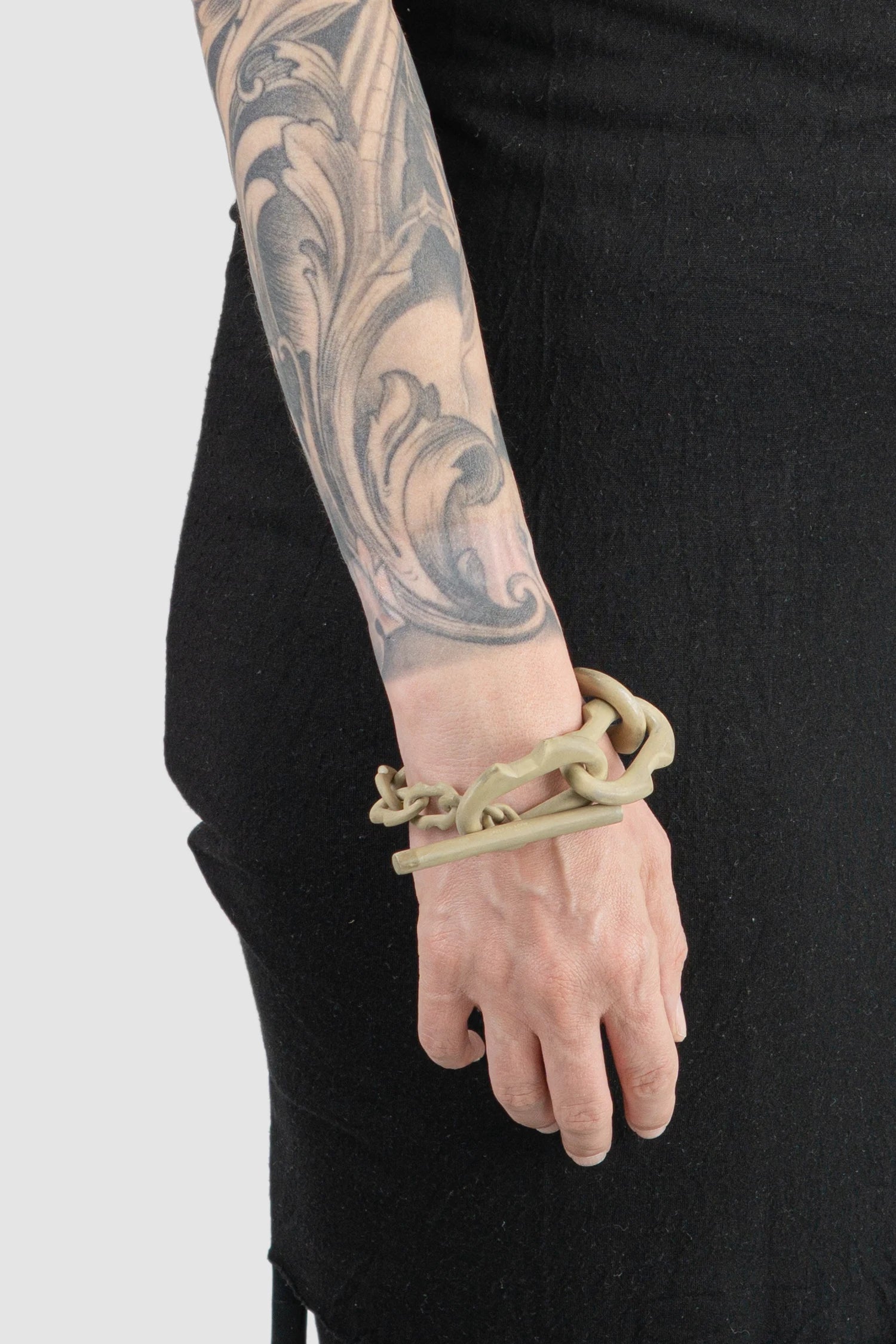 Parts of Four – Ultra Acid Silver Plated Brass Deco Link Toggle Bracelet - Model view - MONO-KROM Gallery Parts of Four – Ultra Acid Silver Plated Brass Deco Link Toggle Bracelet - Model view - MONO-KROM Gallery