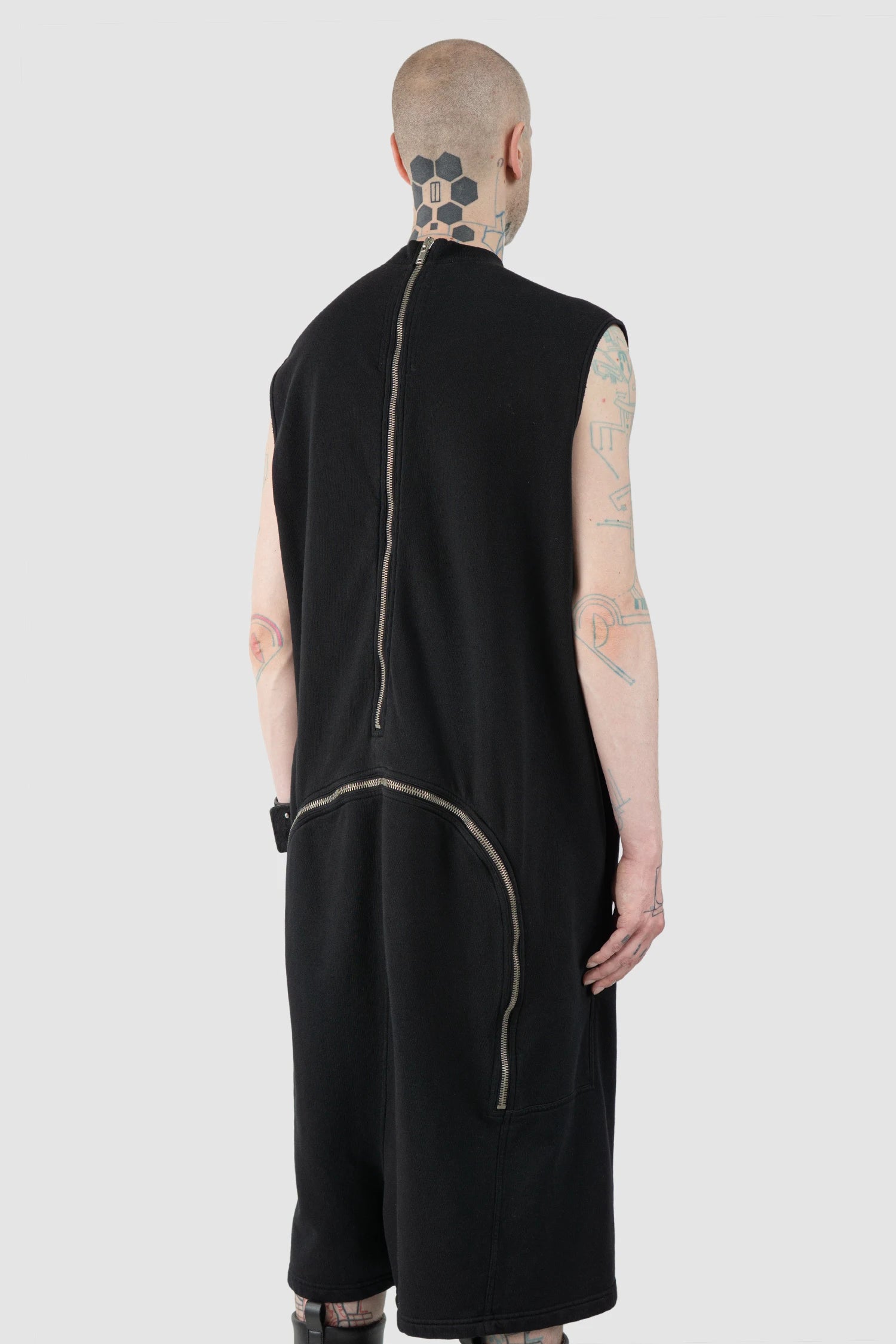 Rick Owens DRKSHDW - Black Felpa Moody Body Bag FW14 "Moody" - model back side view Rick Owens DRKSHDW - Black Felpa Moody Body Bag FW14 "Moody" - model back side view