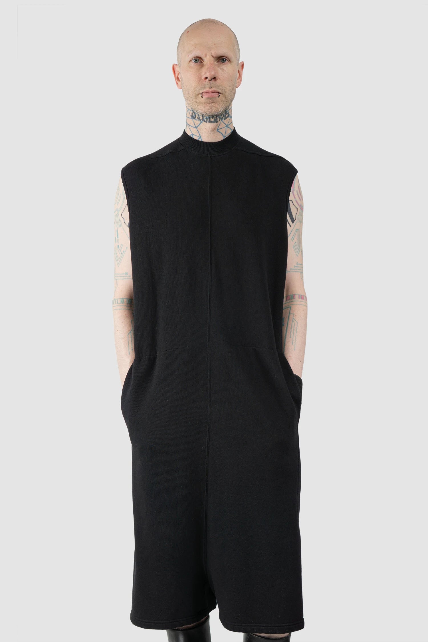 Rick Owens DRKSHDW - Black Felpa Moody Body Bag FW14 "Moody" - model relaxed view Rick Owens DRKSHDW - Black Felpa Moody Body Bag FW14 "Moody" - model relaxed view