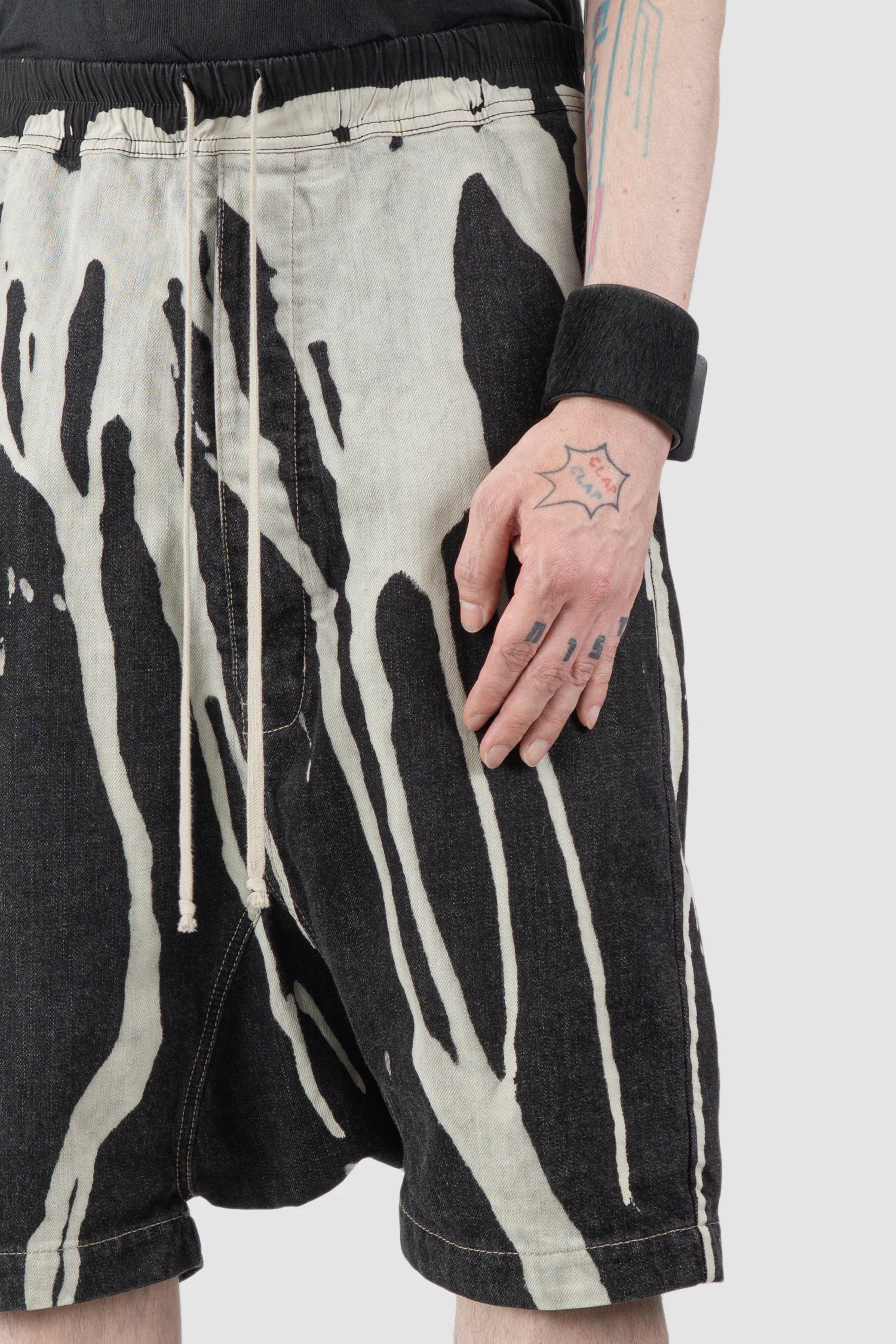 Rick Owens - Vomit Bleached Denim Pod Shorts FW16 "Mastodon" - fabric detail view Rick Owens - Vomit Bleached Denim Pod Shorts FW16 "Mastodon" - fabric detail view