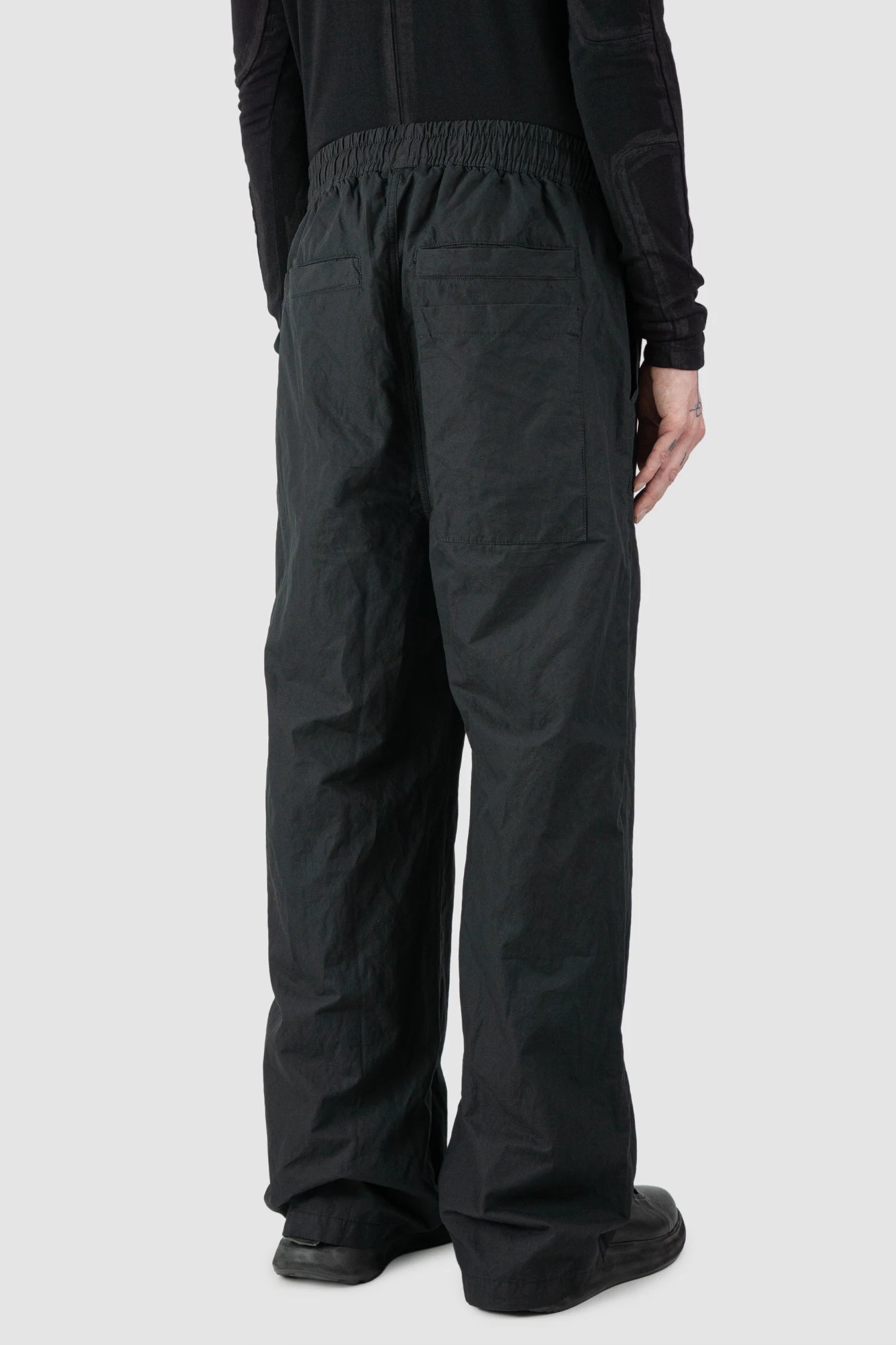 Thom Krom - model back side
view of men’s FW25 Black Metallic Wide Leg Cotton Trousers - M-P-19