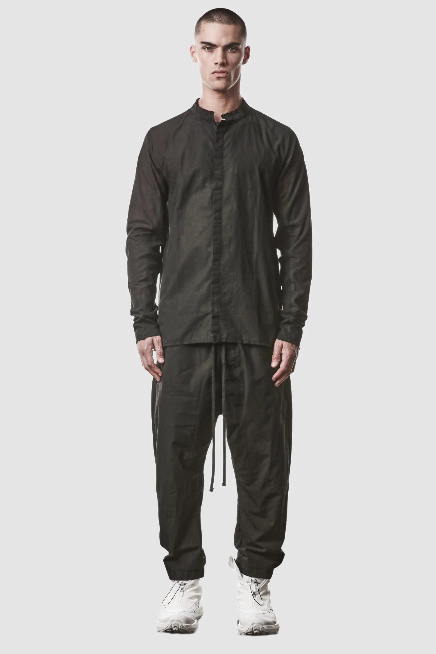 Schwarzes Bio-Baumwollhemd mit Stehkragen