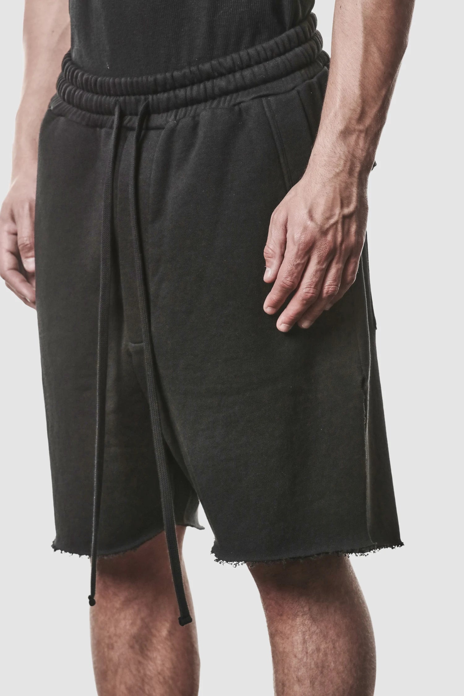 Schwarze Low-Crotch-Sweatshorts mit Seitenschlitz
