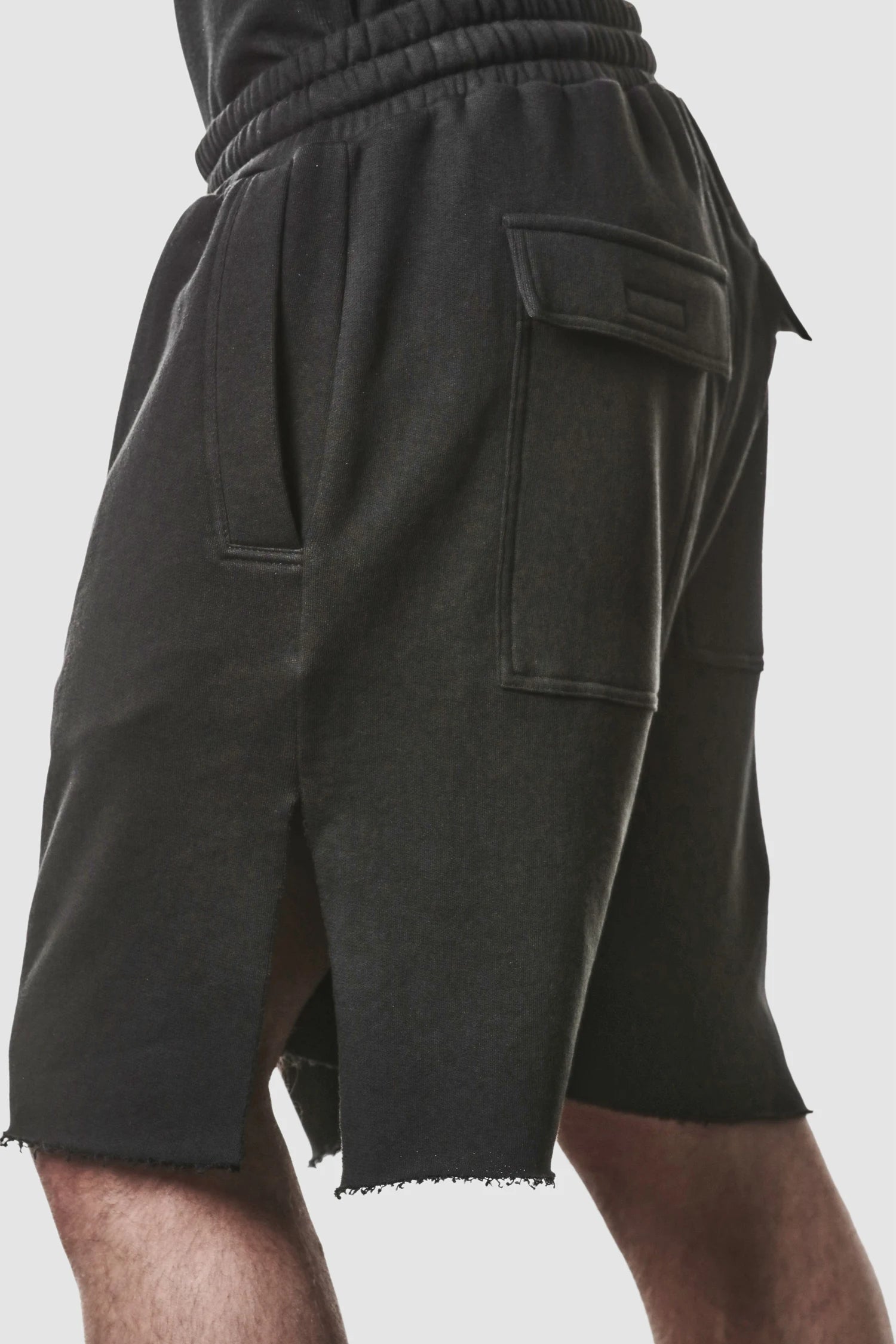 Schwarze Low-Crotch-Sweatshorts mit Seitenschlitz