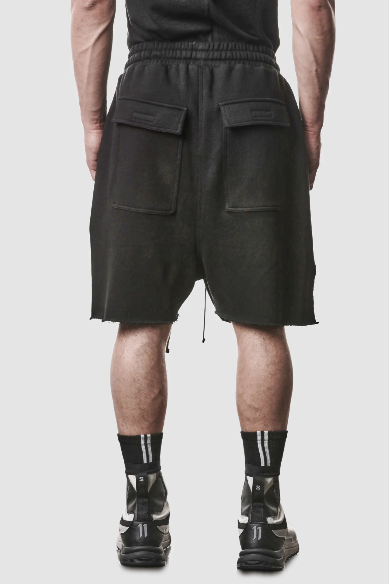 Schwarze Low-Crotch-Sweatshorts mit Seitenschlitz