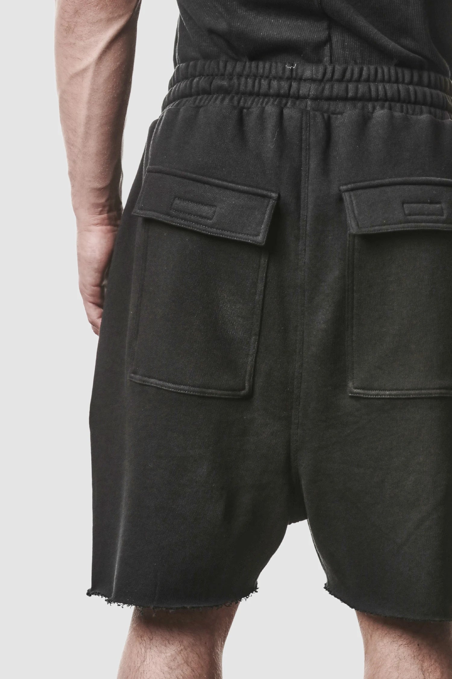Schwarze Low-Crotch-Sweatshorts mit Seitenschlitz