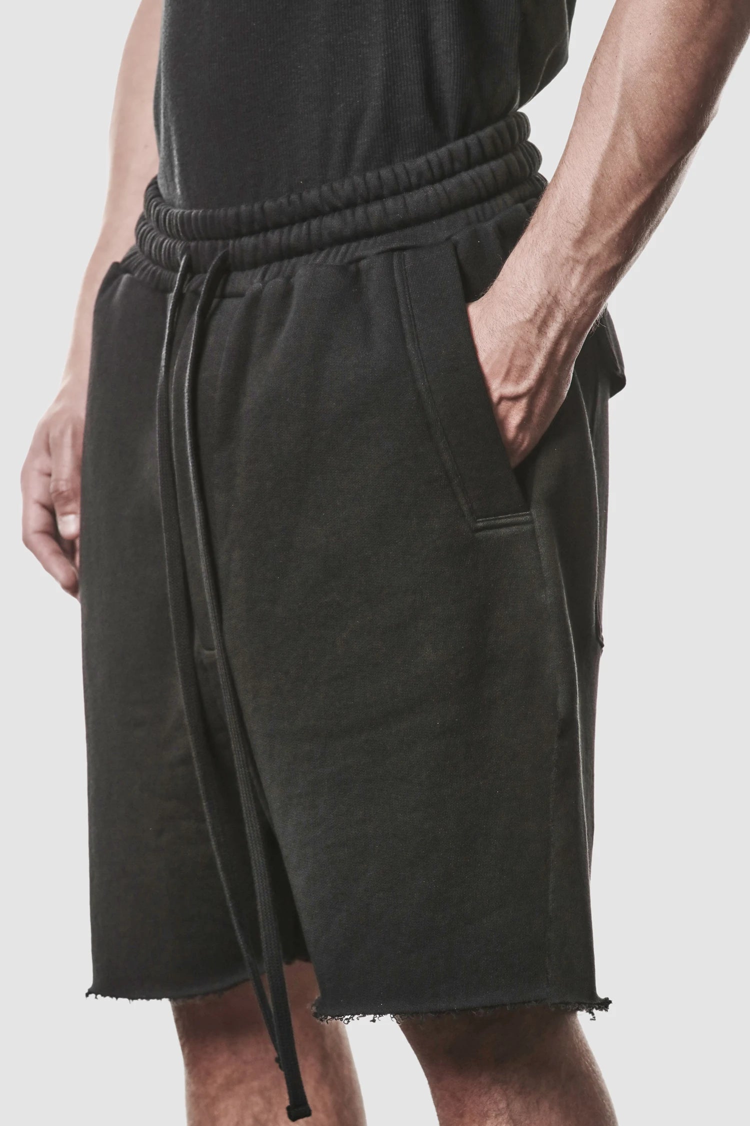 Schwarze Low-Crotch-Sweatshorts mit Seitenschlitz