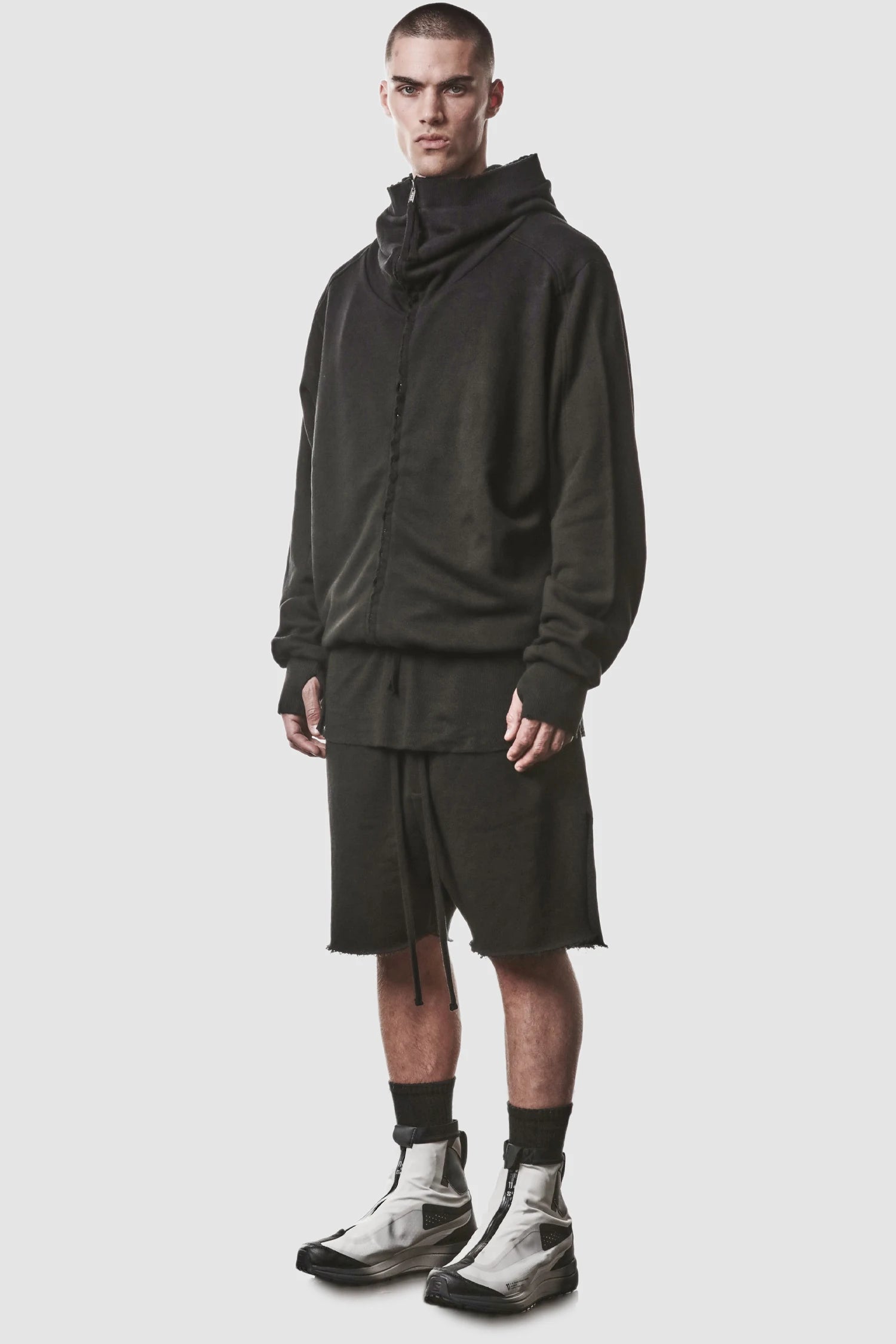 Schwarze Low-Crotch-Sweatshorts mit Seitenschlitz