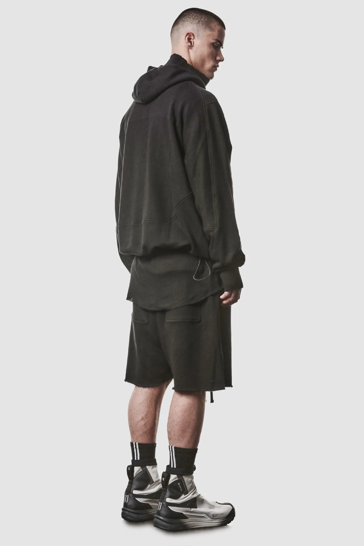 Schwarze Low-Crotch-Sweatshorts mit Seitenschlitz