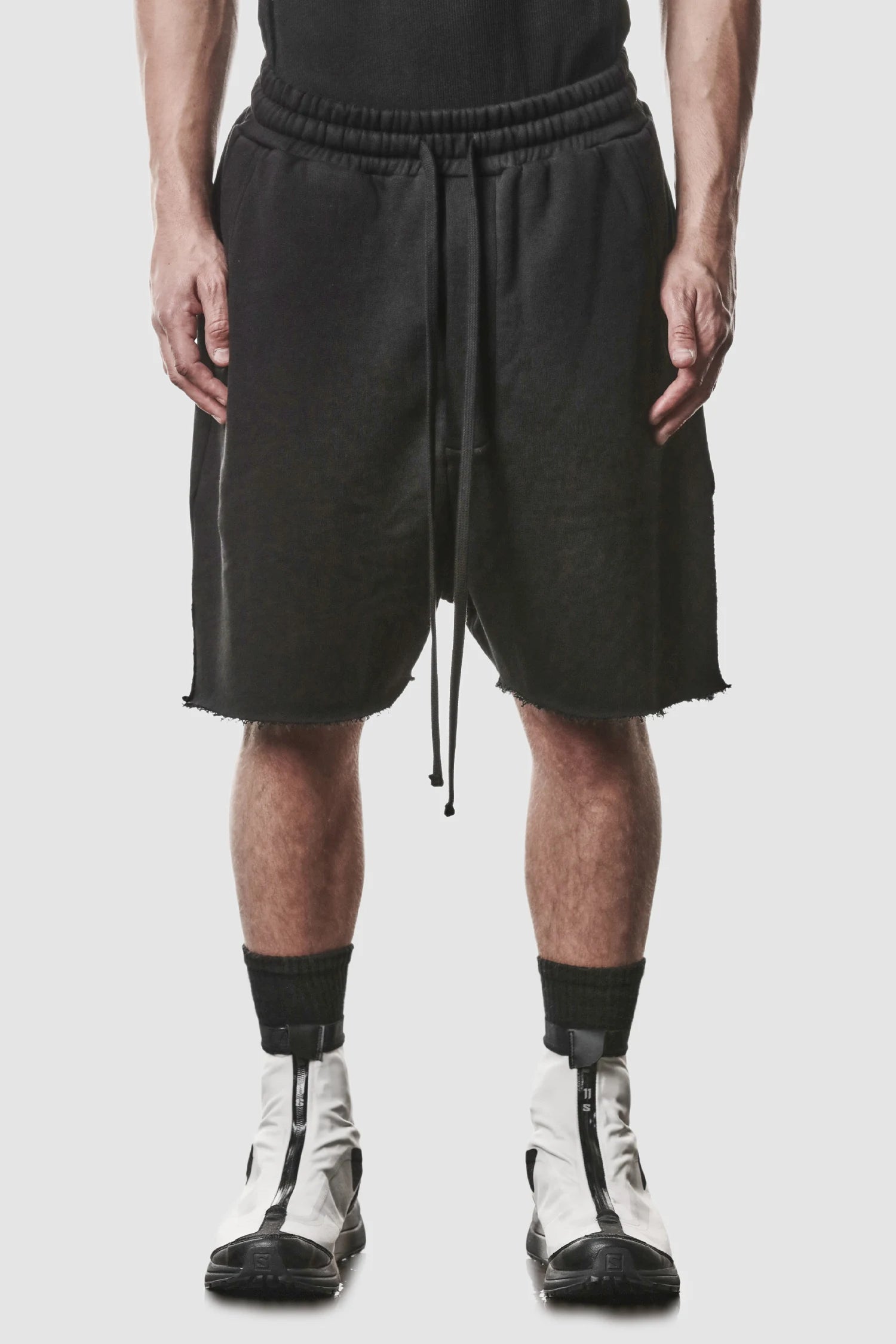 Schwarze Low-Crotch-Sweatshorts mit Seitenschlitz