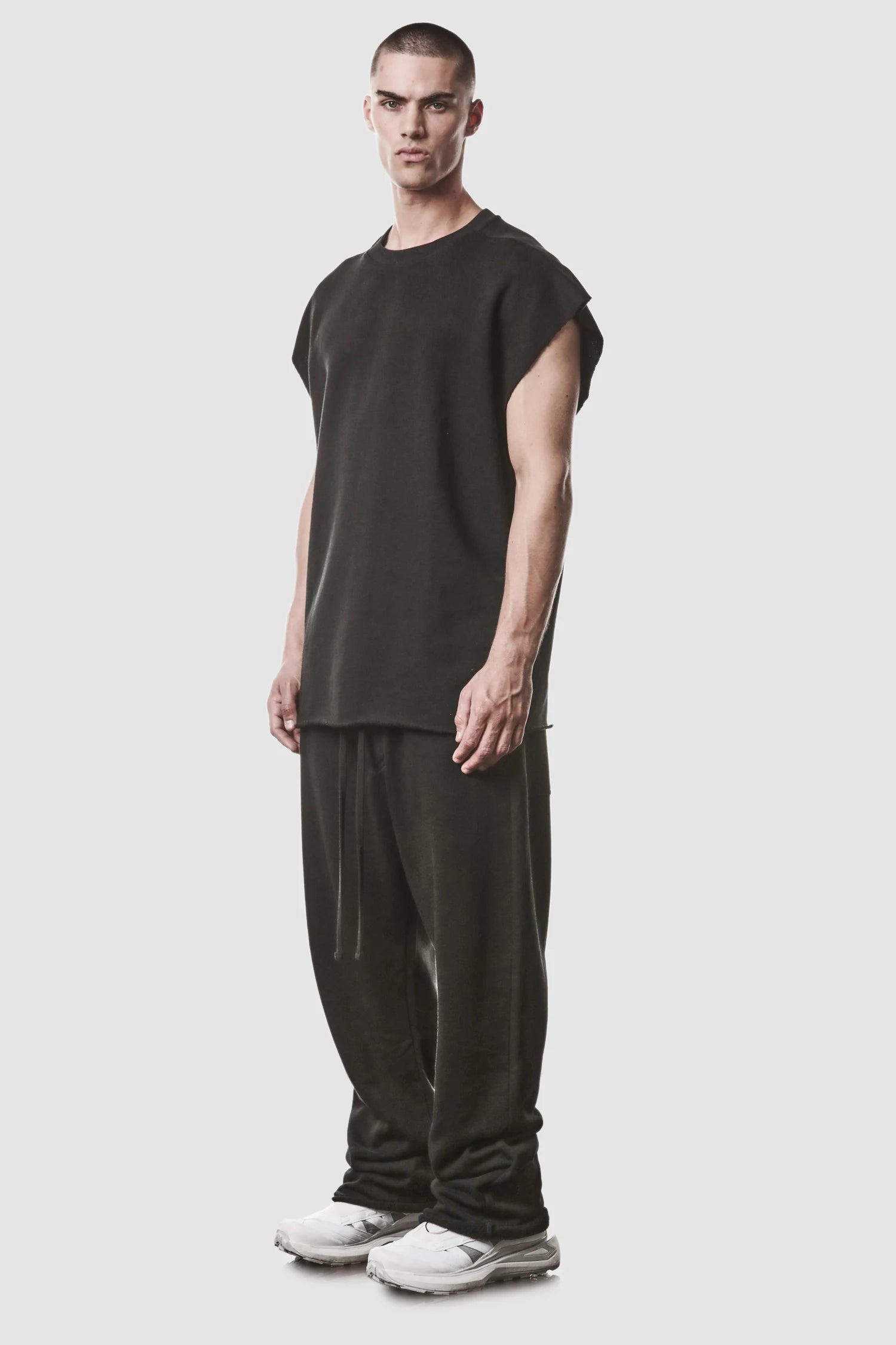 Schwarzes Raw-Edge-Baumwolltanktop