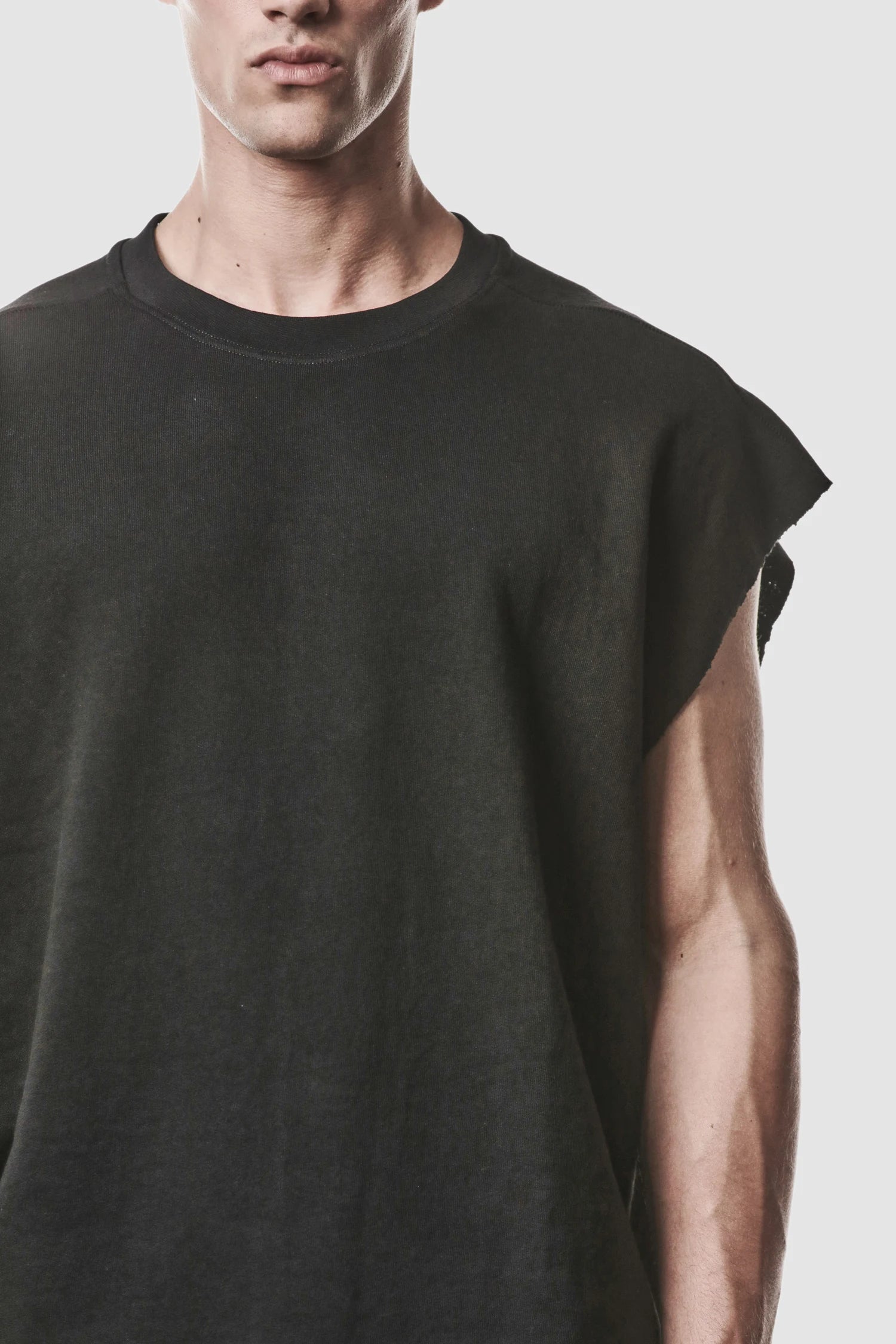 Schwarzes Raw-Edge-Baumwolltanktop