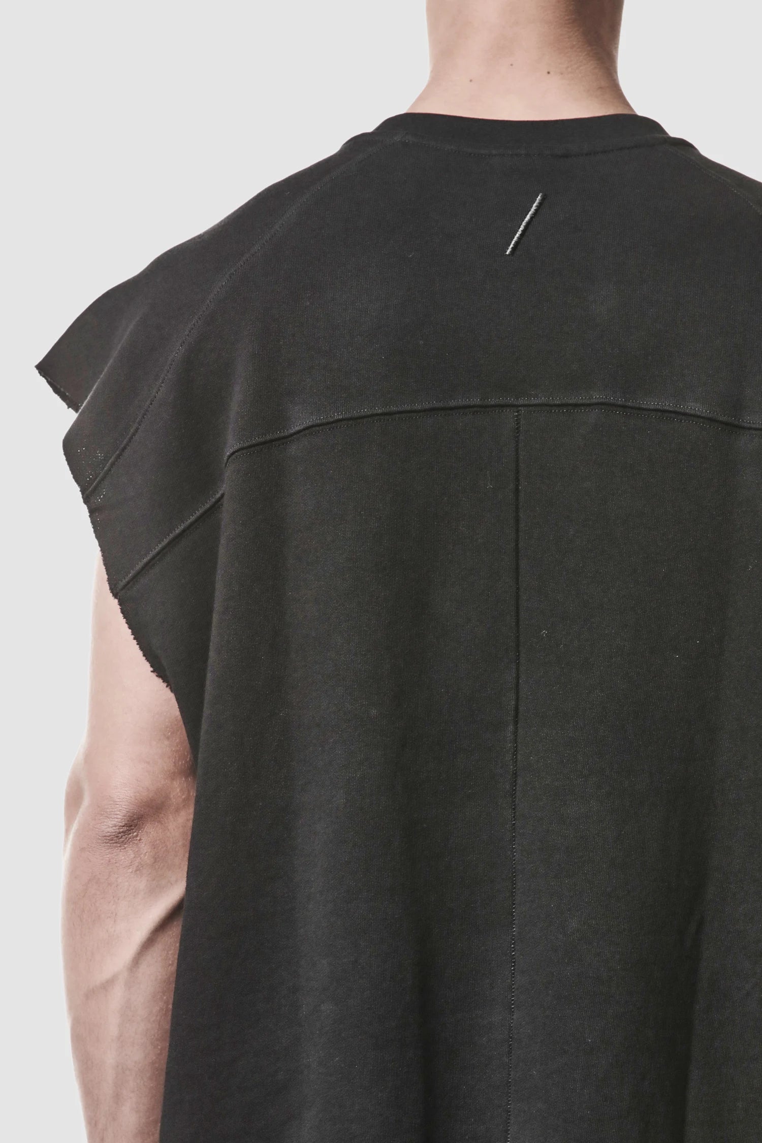 Schwarzes Raw-Edge-Baumwolltanktop