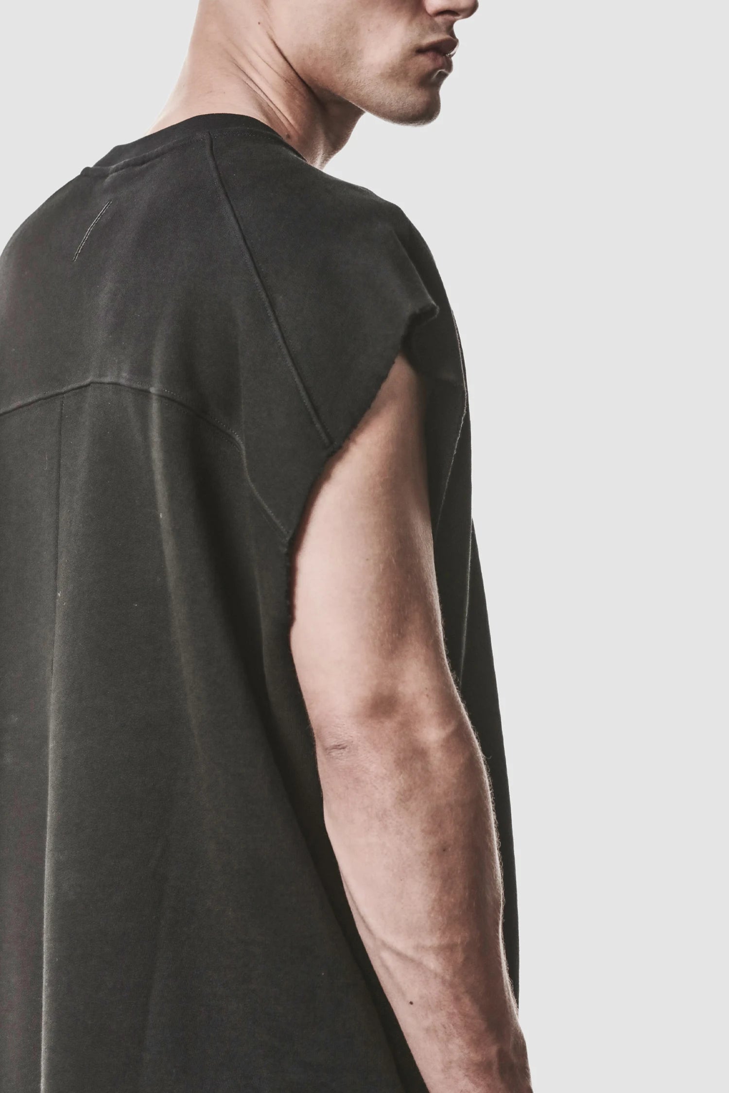 Schwarzes Raw-Edge-Baumwolltanktop