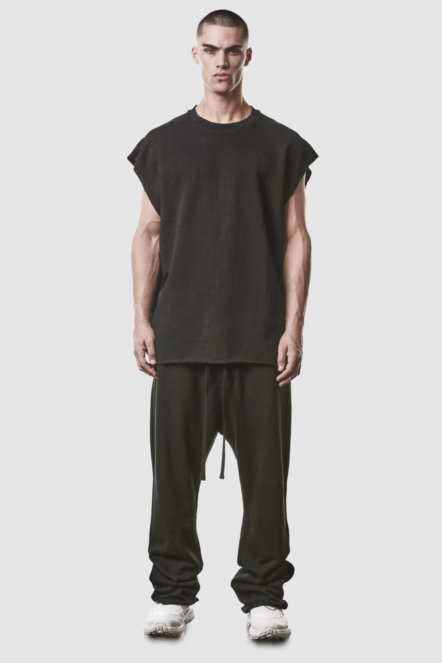 Schwarzes Raw-Edge-Baumwolltanktop