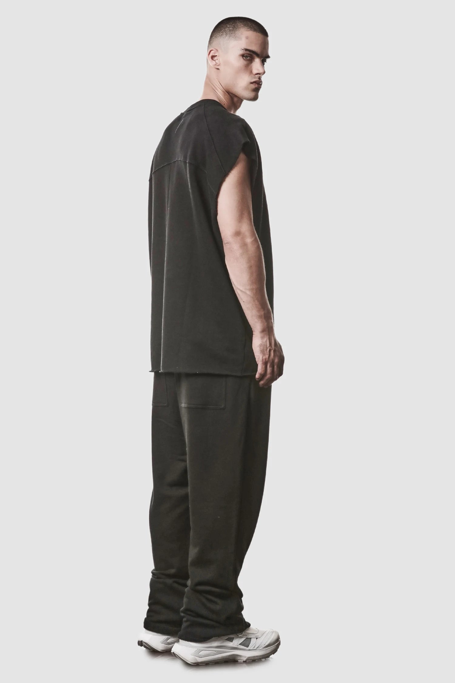 Schwarzes Raw-Edge-Baumwolltanktop