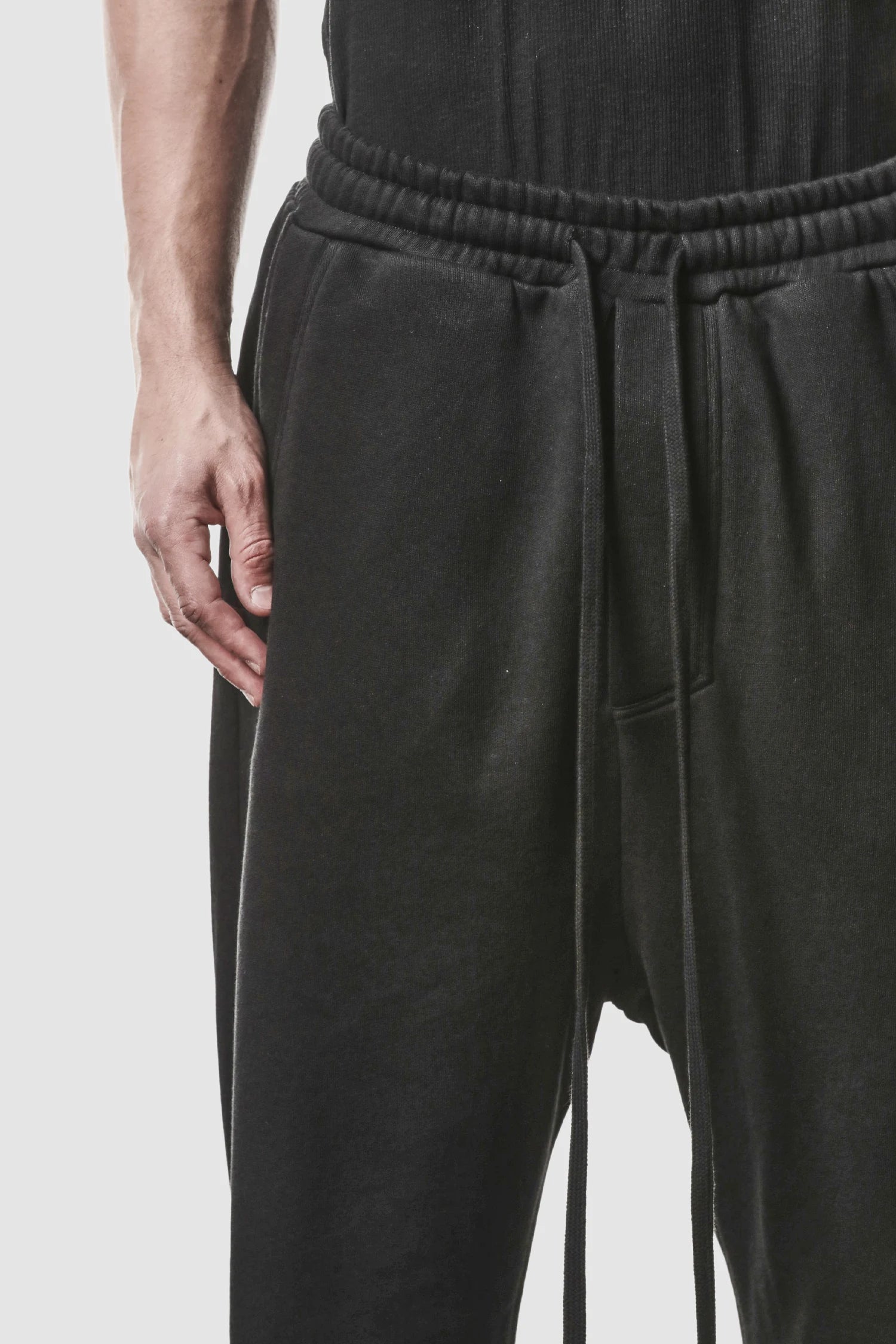 Schwarze Low-Crotch-Sweatpants mit Relaxed Fit