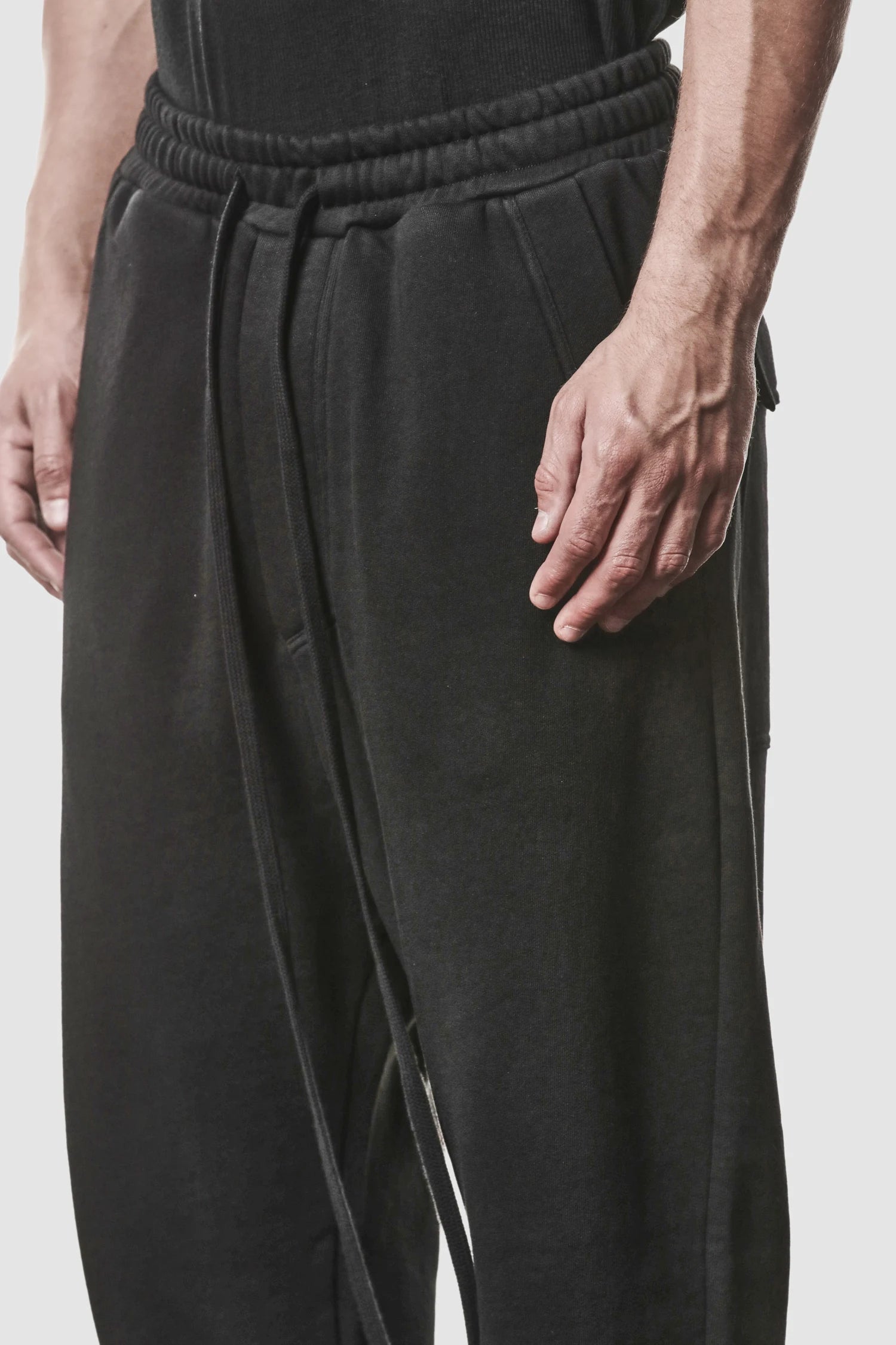Schwarze Low-Crotch-Sweatpants mit Relaxed Fit