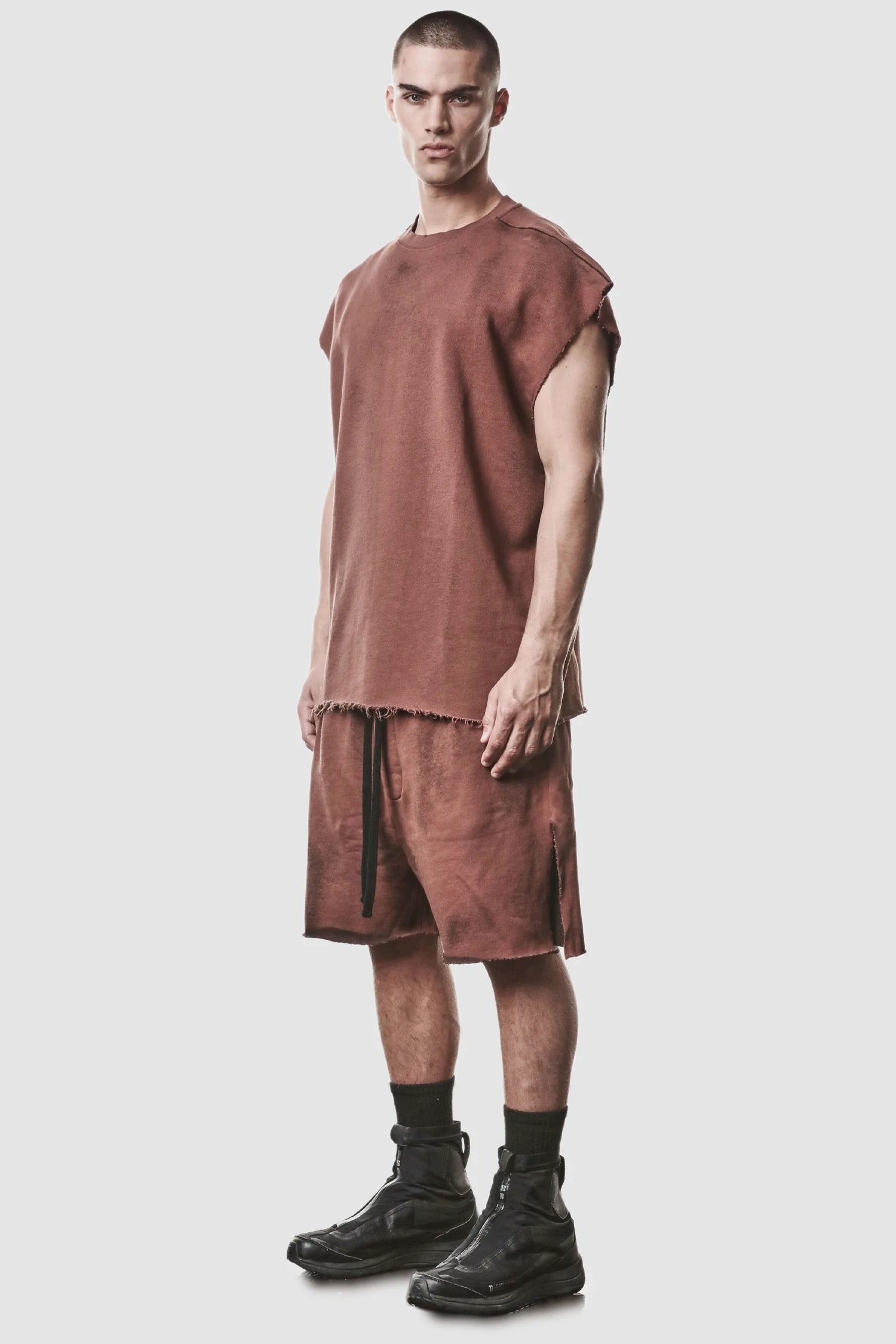 Rote Baumwoll-Sweatshorts mit Seitenschlitz