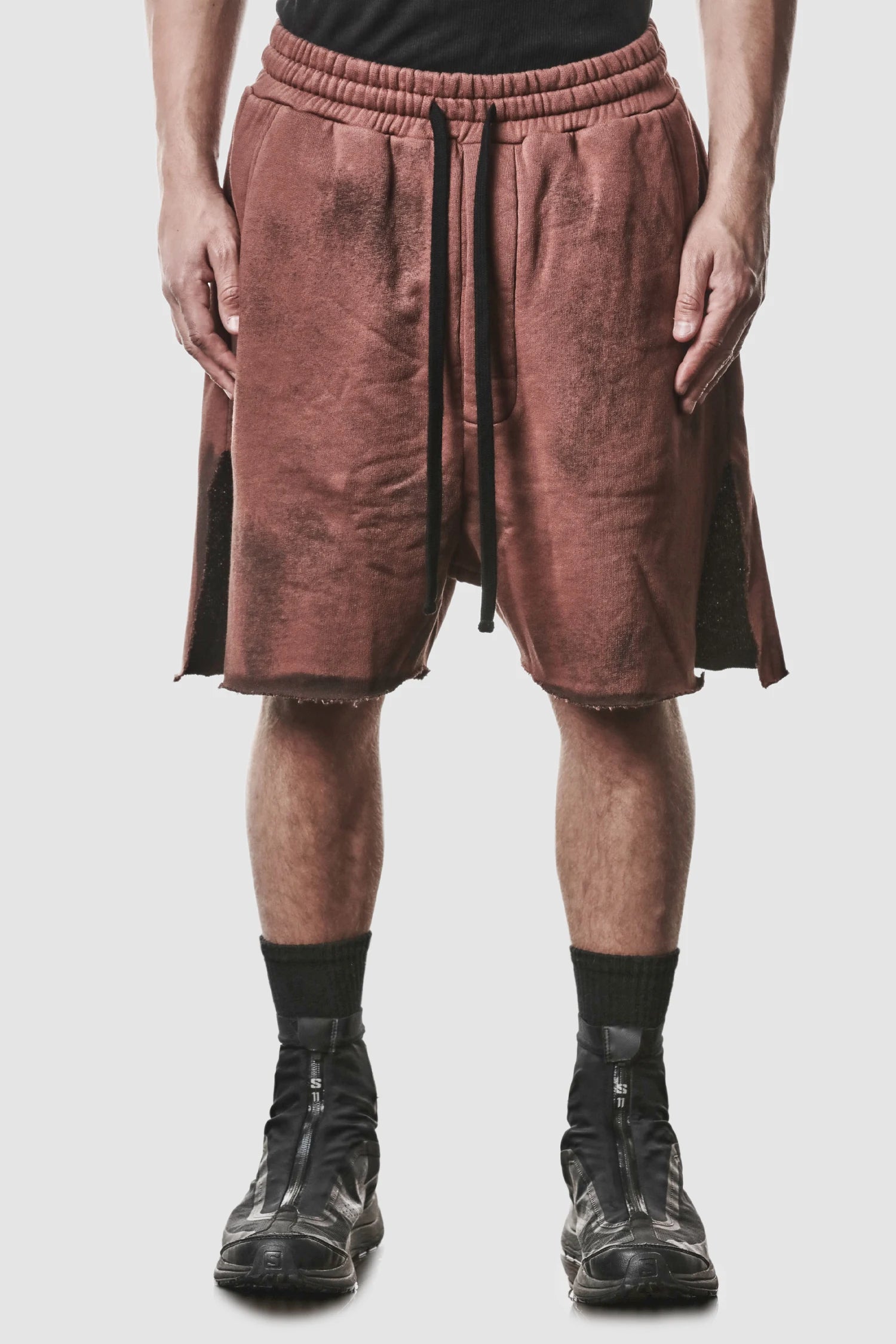 Rote Baumwoll-Sweatshorts mit Seitenschlitz