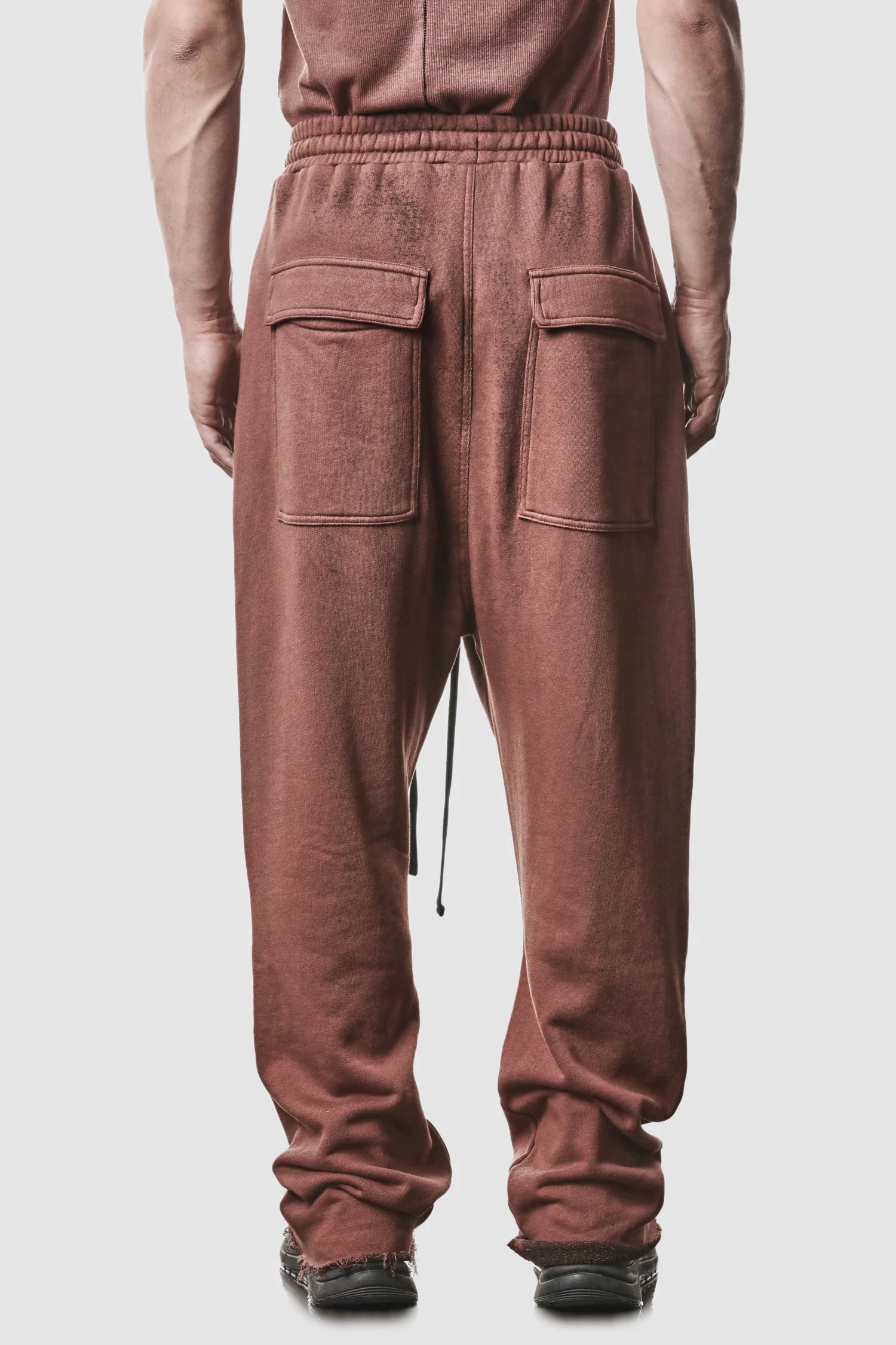 Rote Low-Crotch-Sweatpants mit Spray-Finish