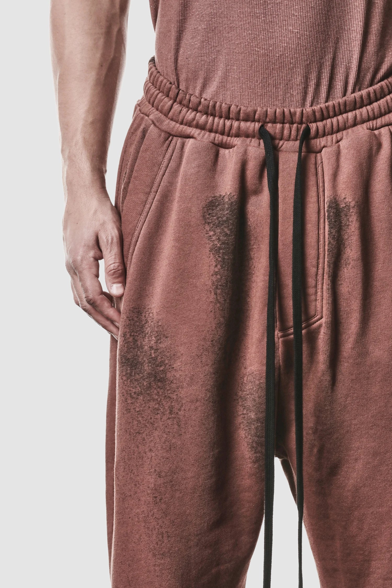 Rote Low-Crotch-Sweatpants mit Spray-Finish