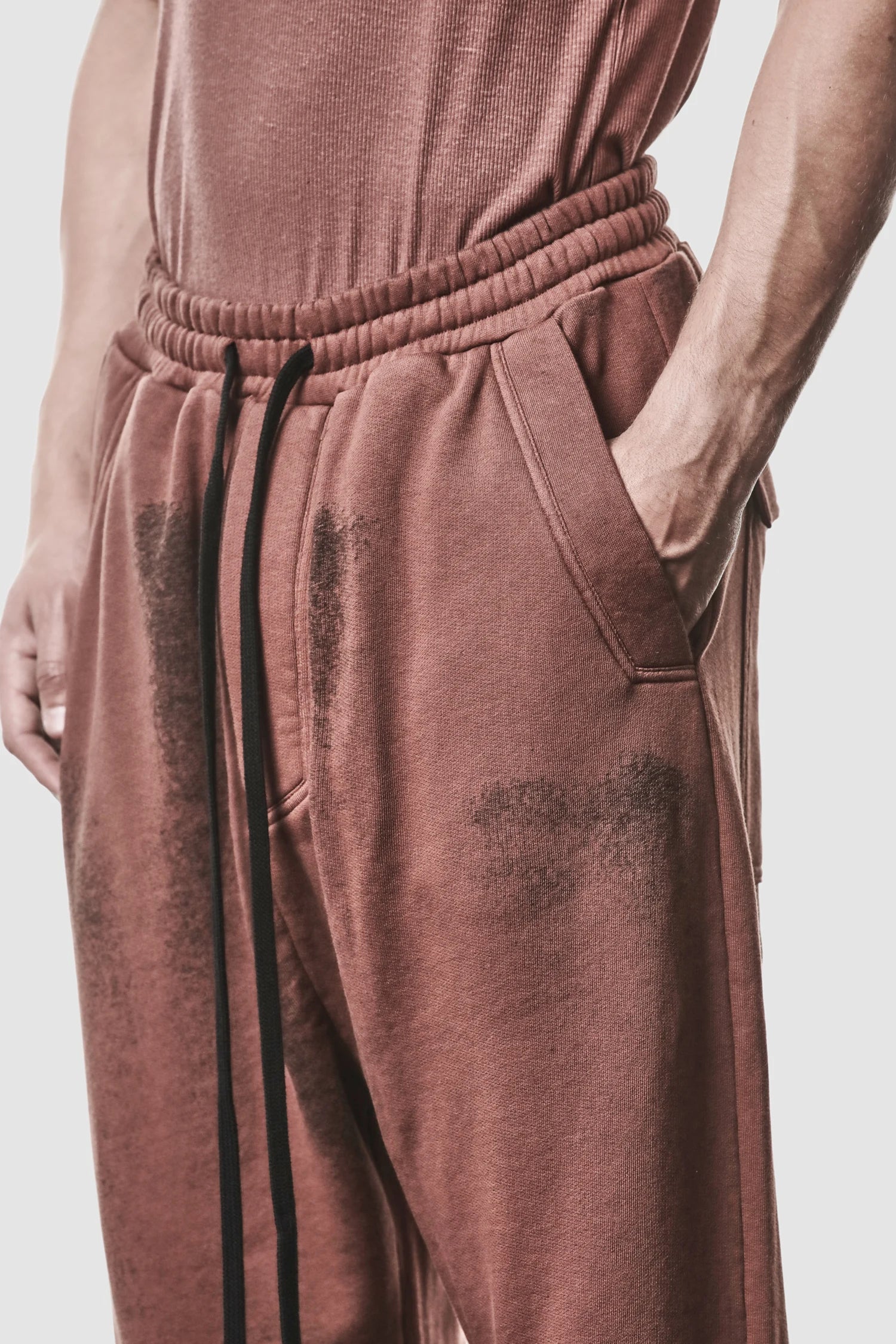 Rote Low-Crotch-Sweatpants mit Spray-Finish