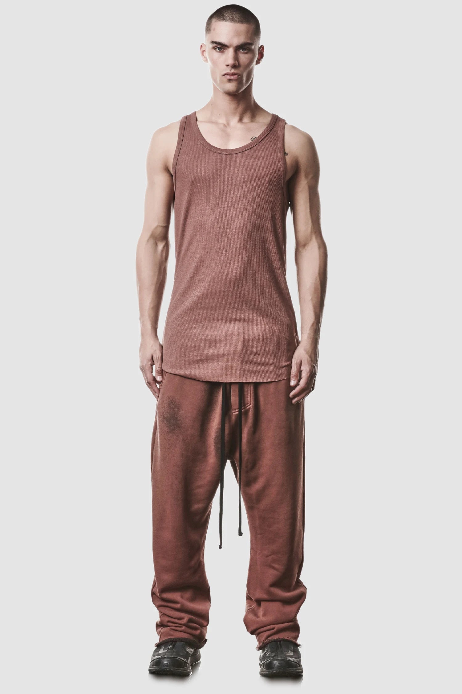 Rote Low-Crotch-Sweatpants mit Spray-Finish