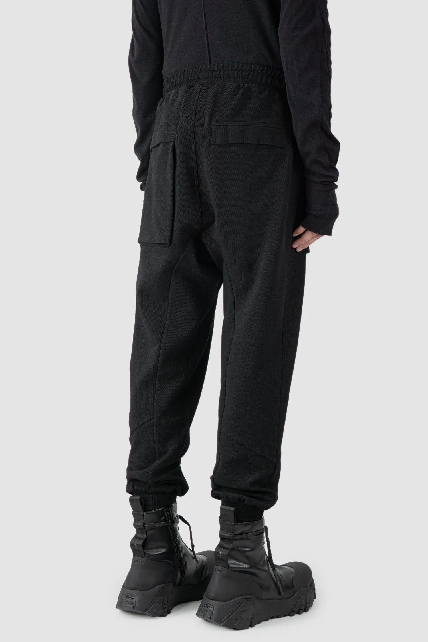 Thom Krom - model back side view of black Relaxed Fit Cotton Cargo Trousers with Zip Pockets - M-ST-509