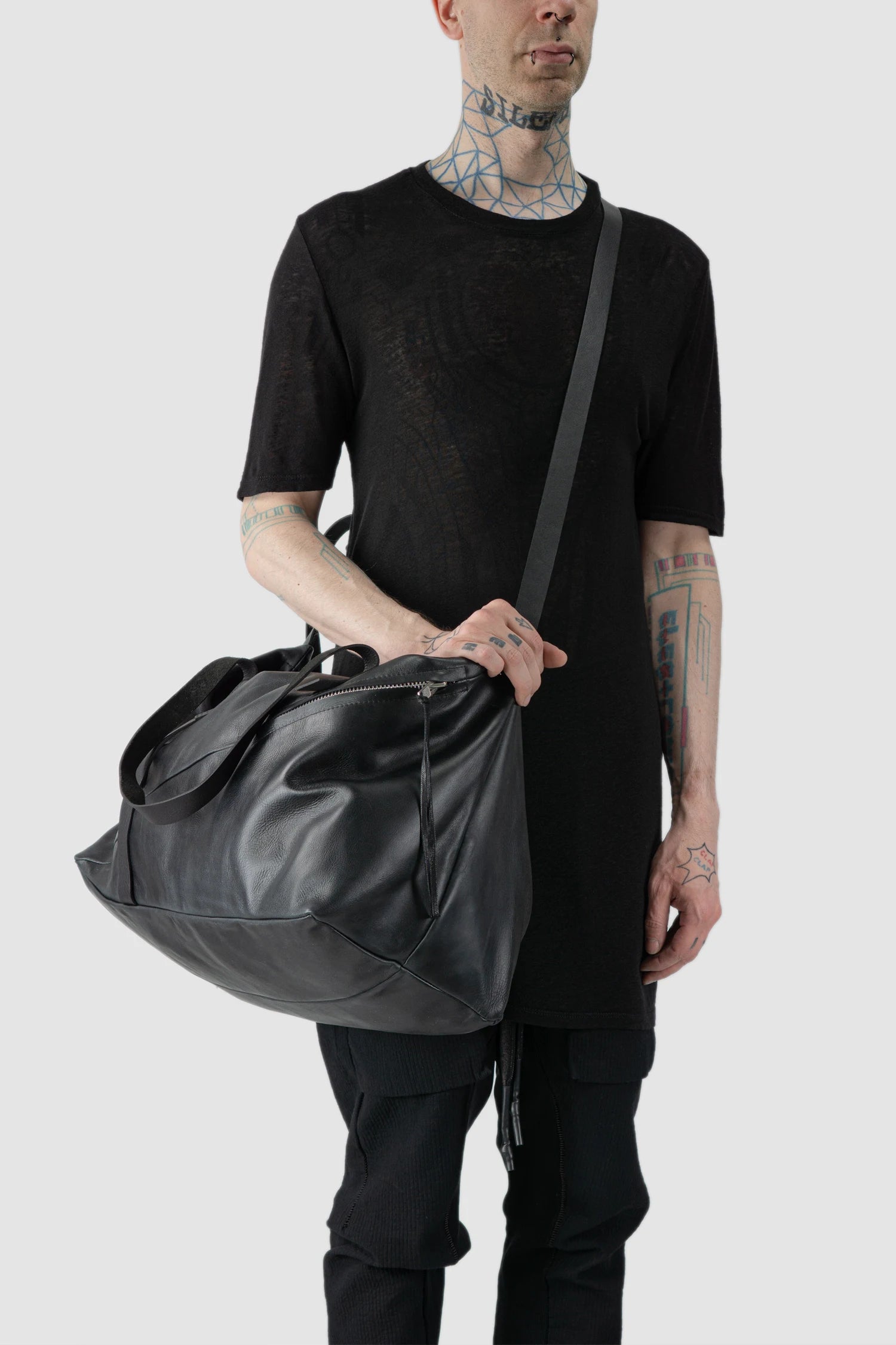 Werkschwarz - model diagonal carry view of black Soft Cow Leather Weekender Bag Cabin 1P
