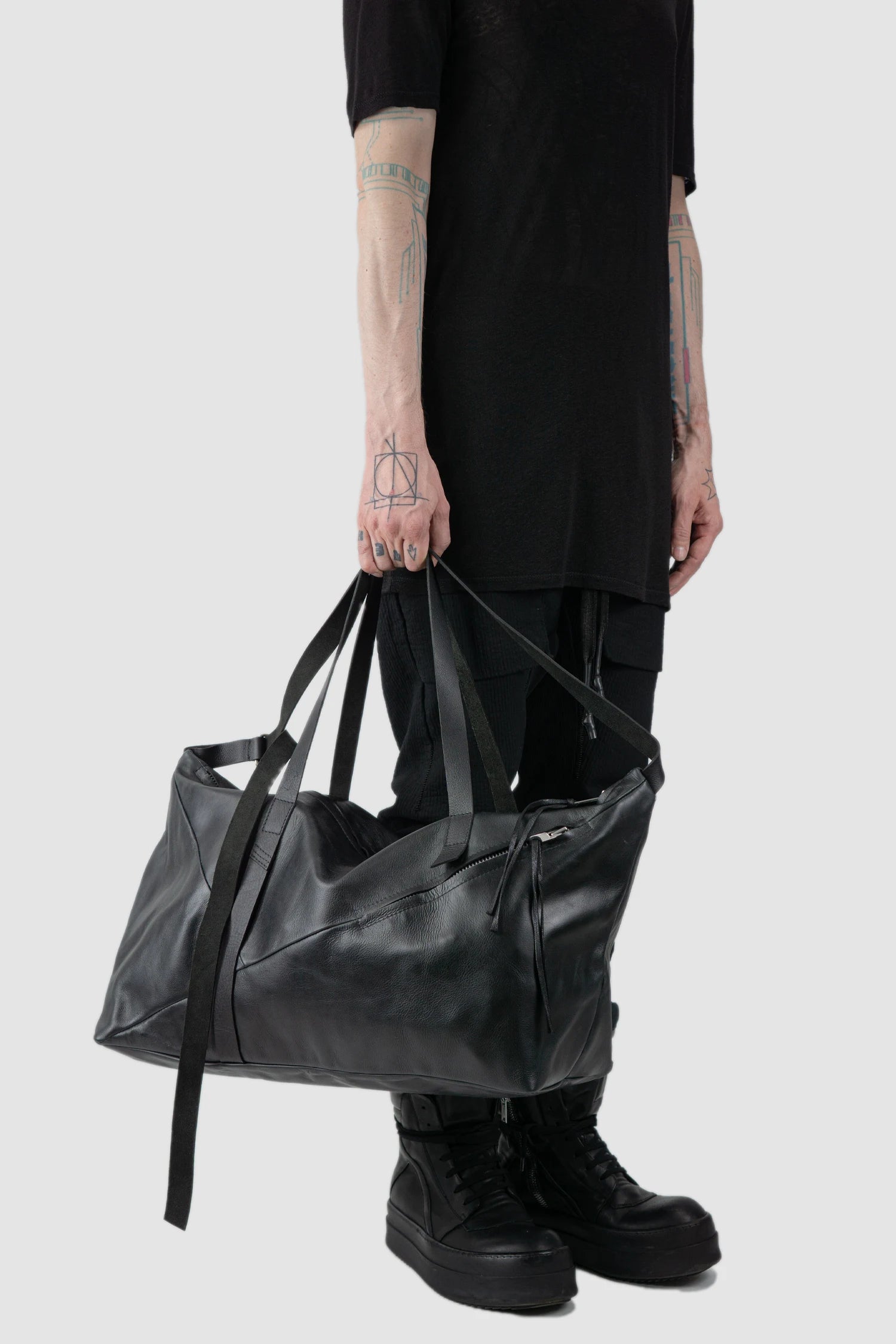 Werkschwarz - model hand carry view of black Soft Cow Leather Weekender Bag Cabin 1P