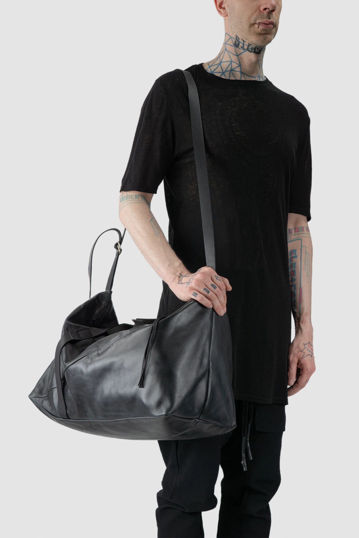 Werkschwarz - shoulder carry view of black Soft Cow Leather Weekender Bag Cabin 1P