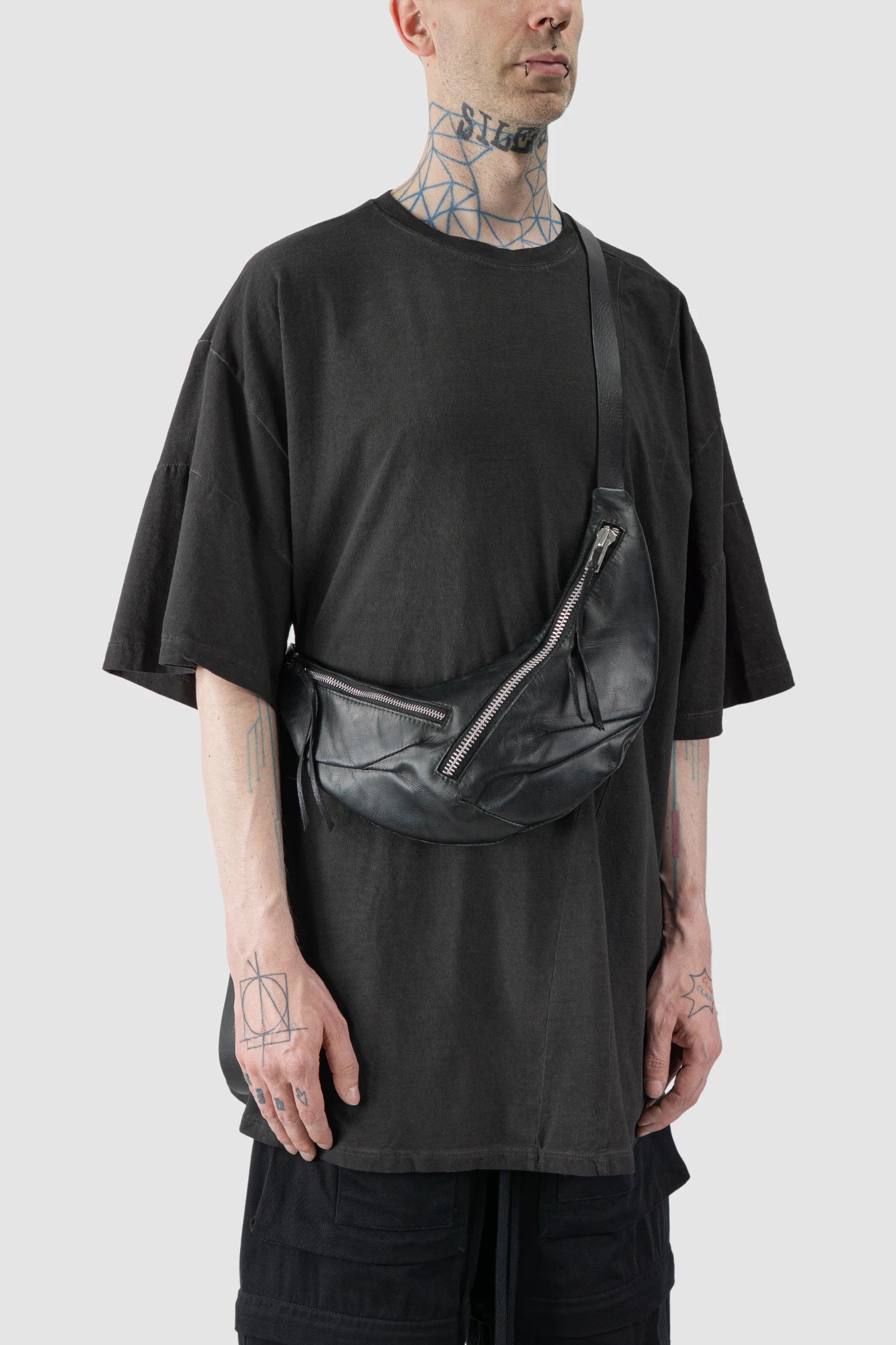 Werkschwarz - model cross over strap view of men’s FW25 Black Double Zip Leather Crescent Bag Werk 44P