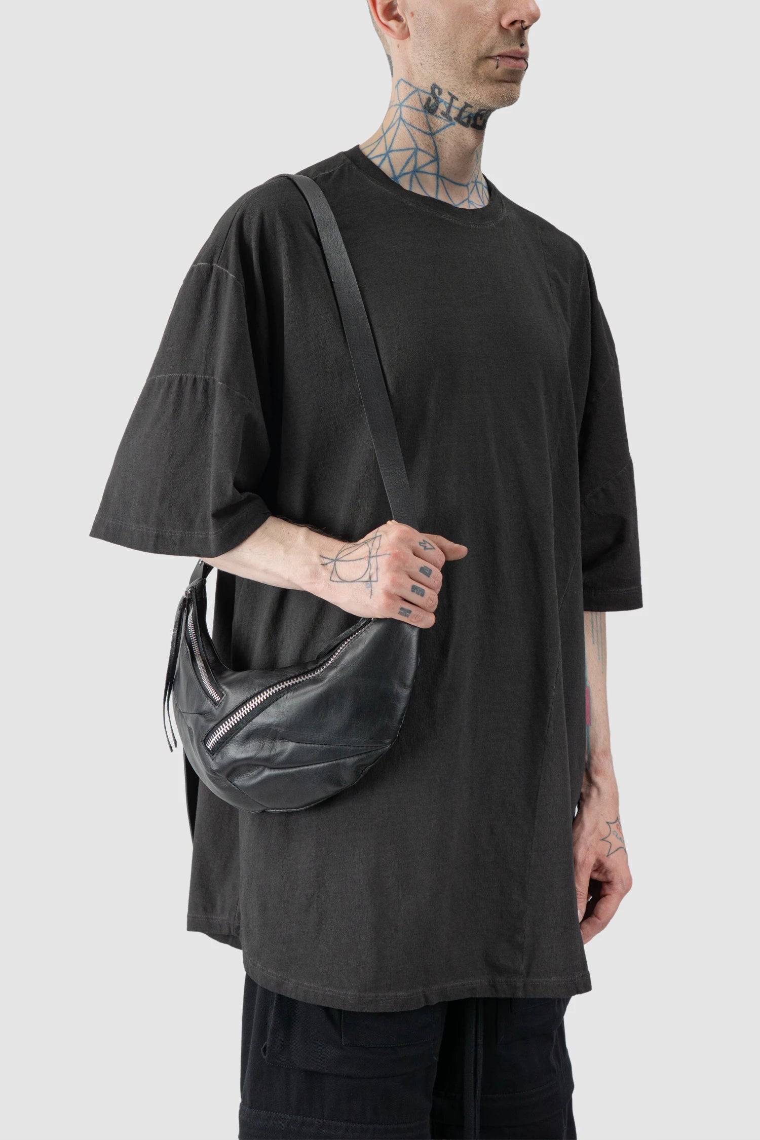 Werkschwarz - model one shoulder strap view of men’s FW25 Black Double Zip Leather Crescent Bag Werk 44P