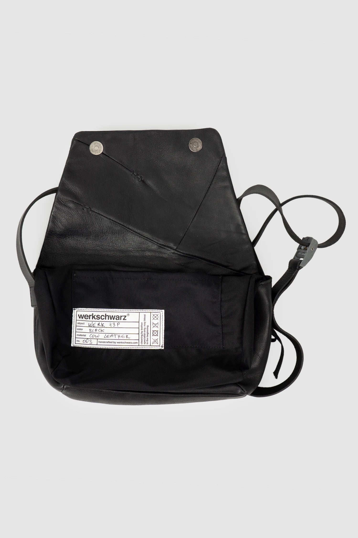 Werkschwarz - inside out view of men’s FW25 Black Geometric Fold-Over Messanger Leather Bag Werk 43P