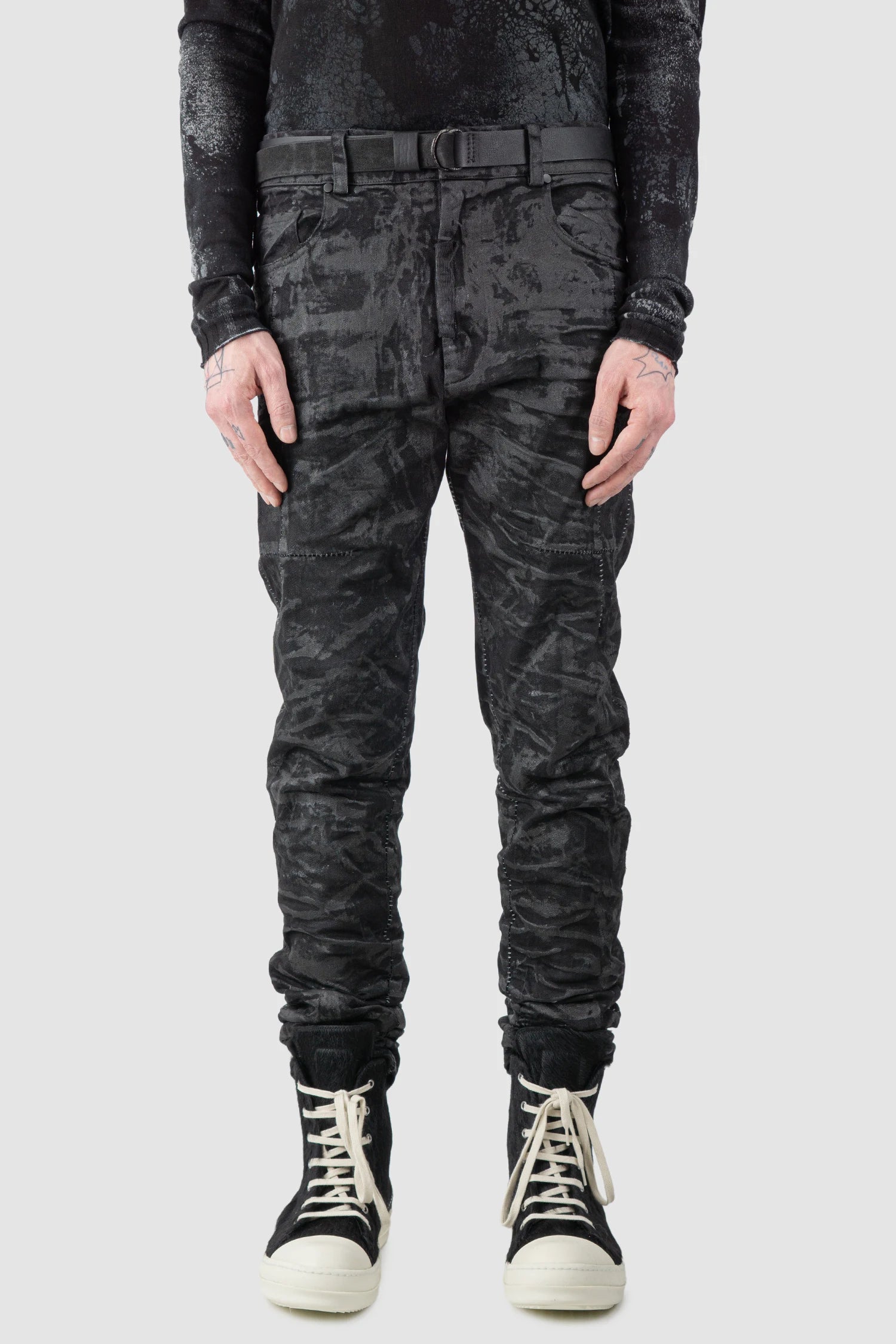 Werkschwarz - Men’s Black Grain Leather Belt 1 model front view