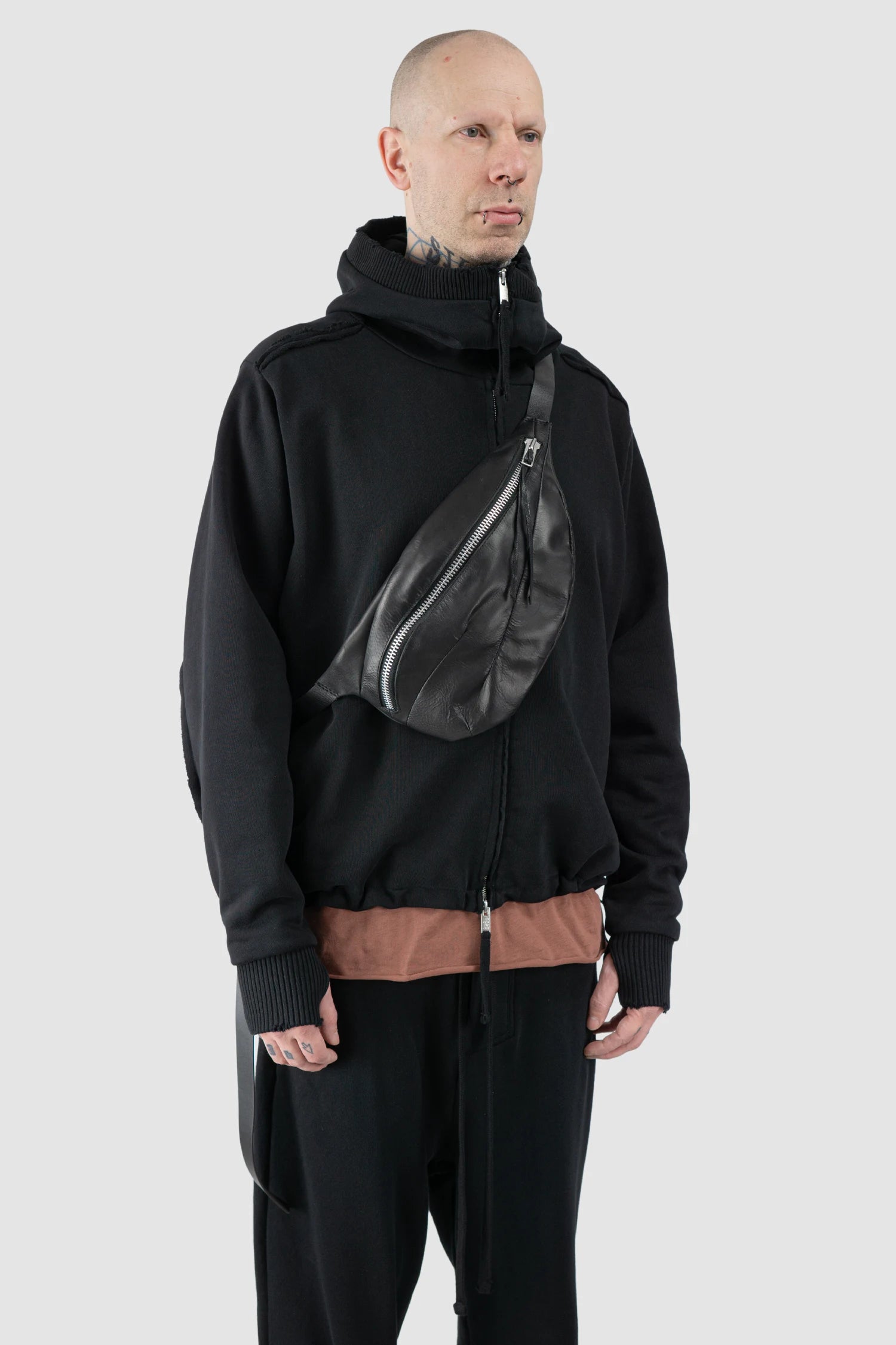 Werkschwarz - Men’s Black Waxed Leather Belt Bag Werk 50F model side view