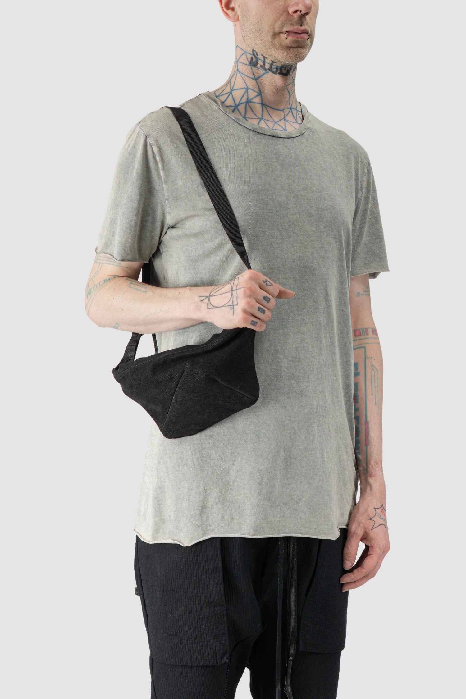 Werkschwarz - model side one shoulder view of men’s FW25 Black Waxed Leather Cross Body Fanny Bag Werk 52N