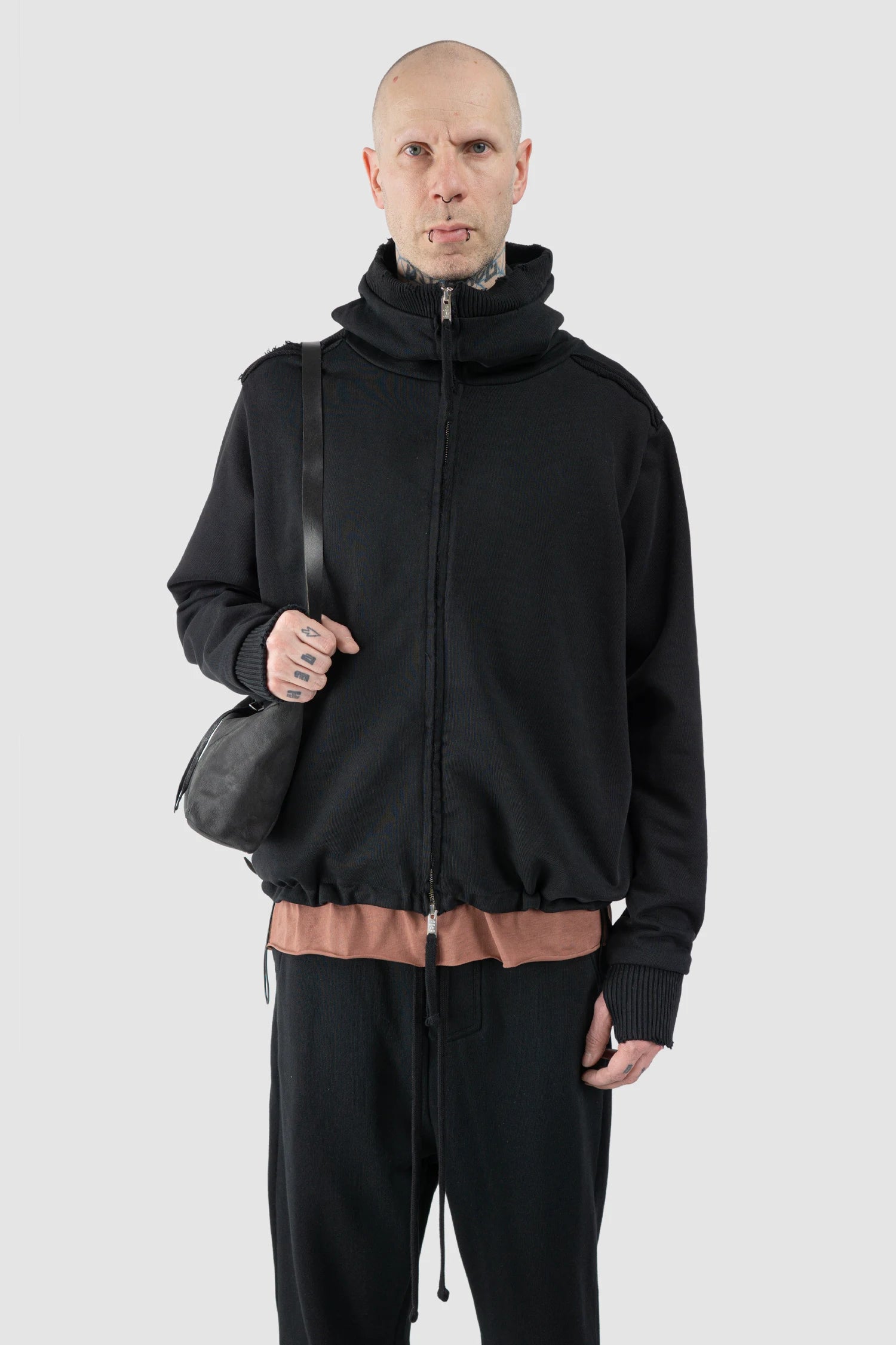 Werkschwarz - Men’s Black Waxed Leather Shoulder Bag Werk 51F model front view