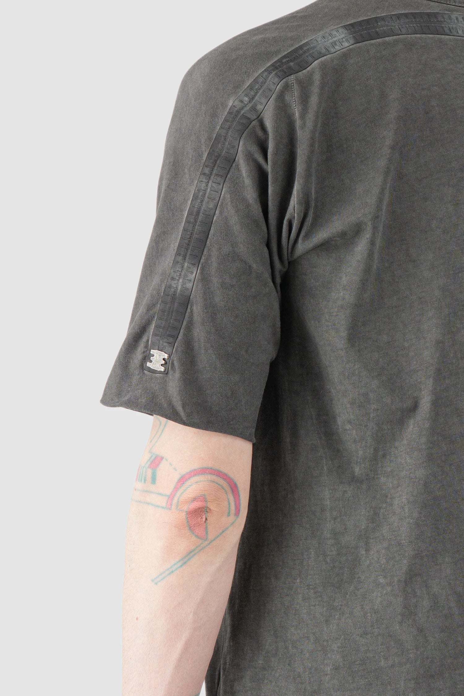 69 by Isaac Sellam - Men’s Grey Object Dyed Leather Spine Short Sleeve Tee shoulder detail view