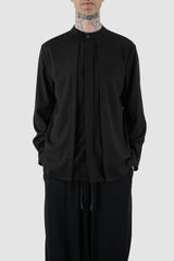 La Haine Inside Us - Front legere view of black men's overlapping mandarin collar shirt with covered front button placket, straight cut, FW24 collection.