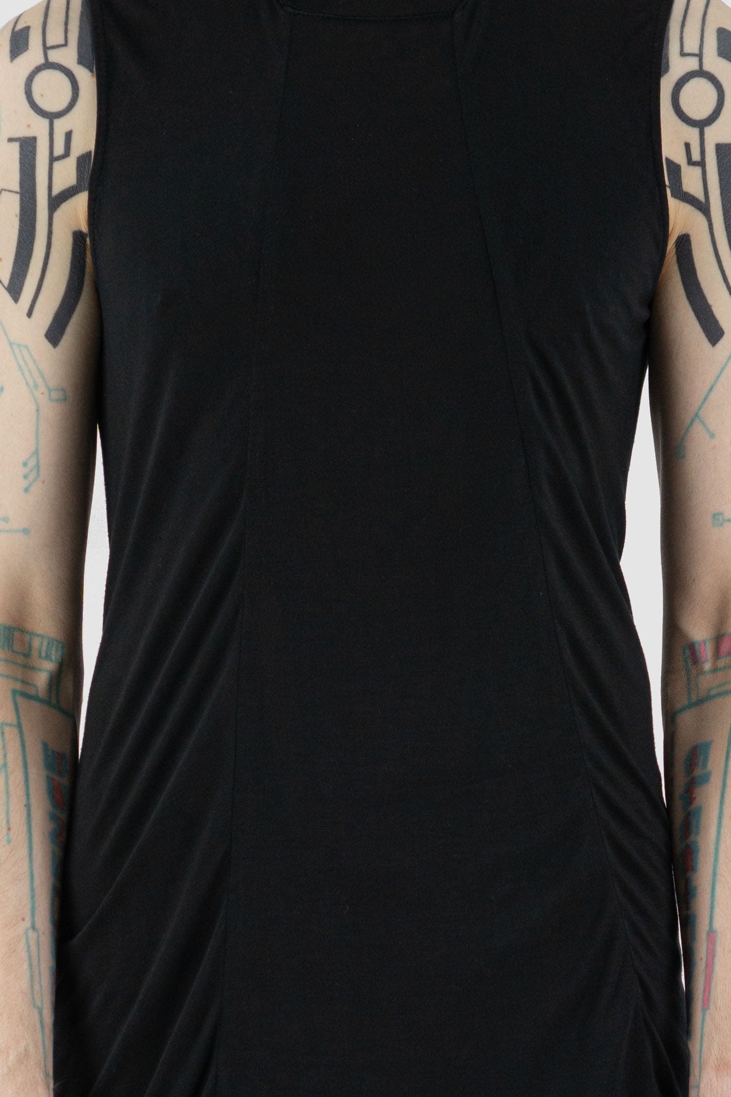Leon Louis - Front detail view of black Amber muscle tank top with wide shoulders, loose fit, men's Permanent Collection.