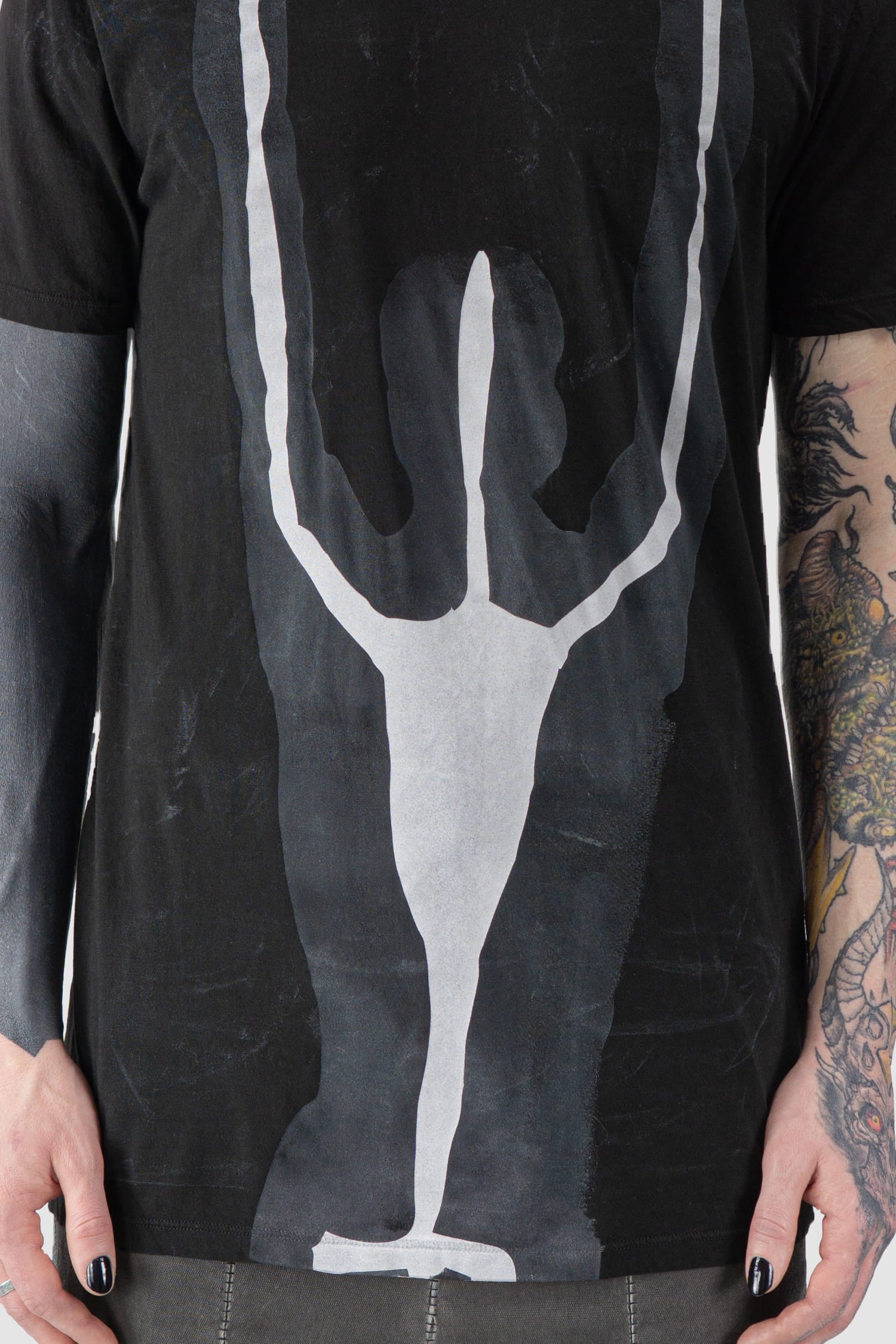 MD75 - front detail view of black Abstract Print and Dyed Short Sleeve T-Shirt